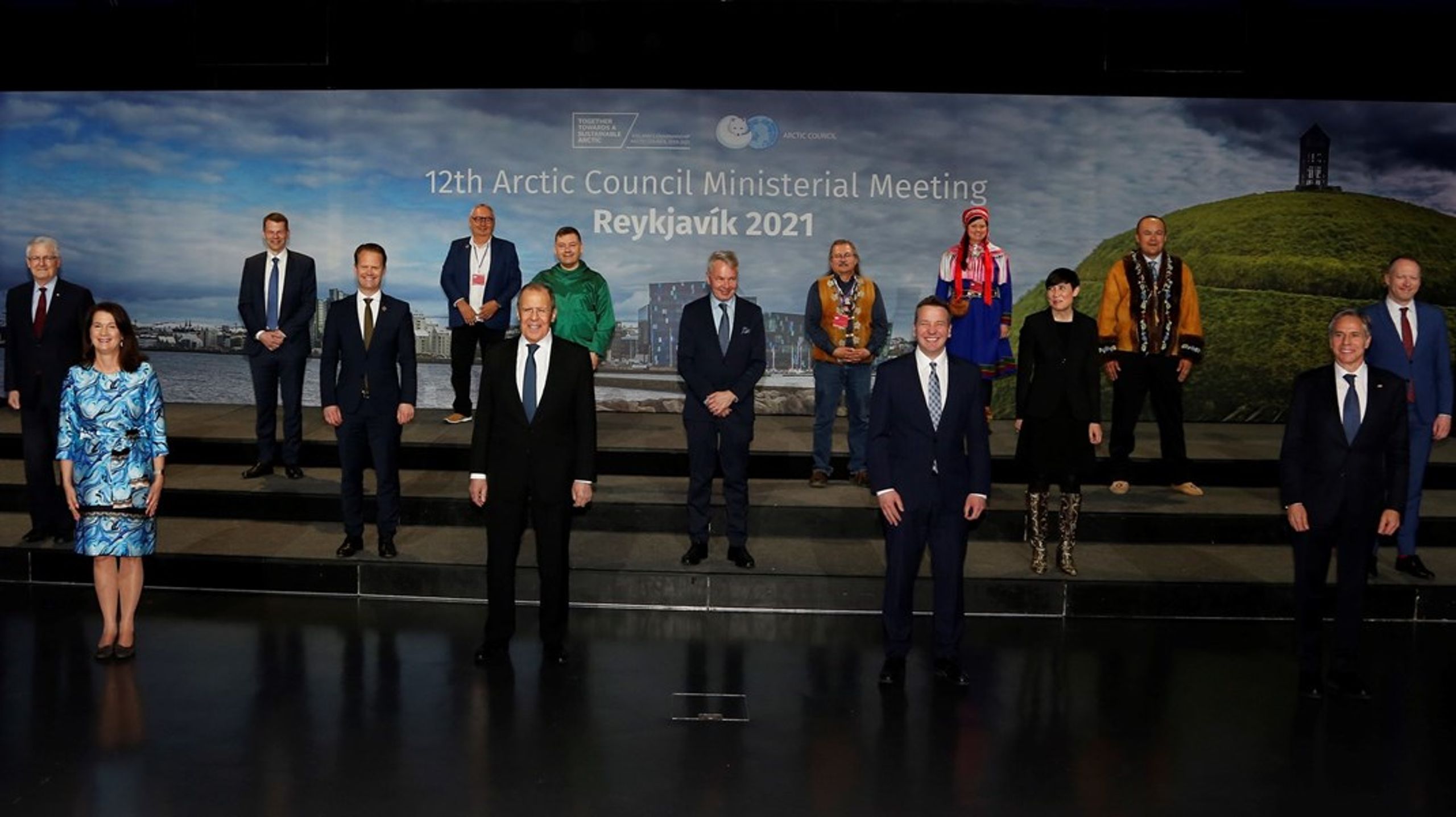 De otte arktiske nationers udenrigsministre samlet til topmøde i Reykjavik i Island i maj 2021, da stemningen i rådet stadig var god. Nummer to fra venstre i forreste række er Ruslands udenrigsminister Sergej Lavrov. Skråt til venstre bag ham Danmarks udenrigsminister Jeppe Kofod.