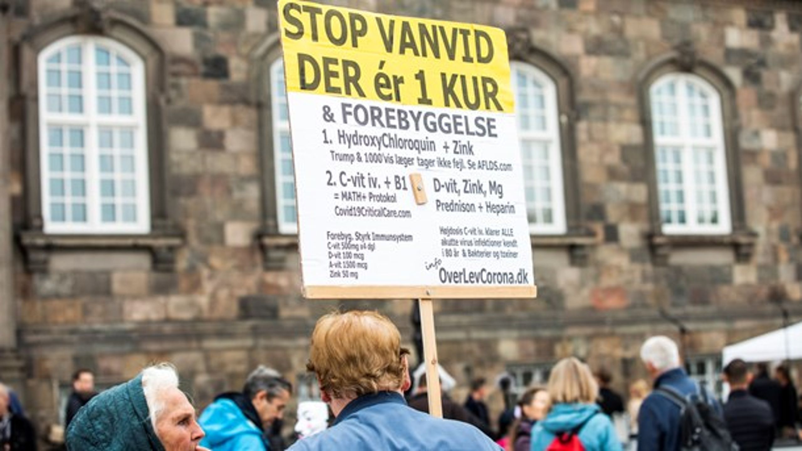 De fleste danskere har nuancerede holdninger til vacciner, men yderfløjene fylder meget i den offentlige debat, skriver Anton Pottegård og Christine Stabell Benn. Fotoet stammer fra en demonstration foran Christiansborg.
