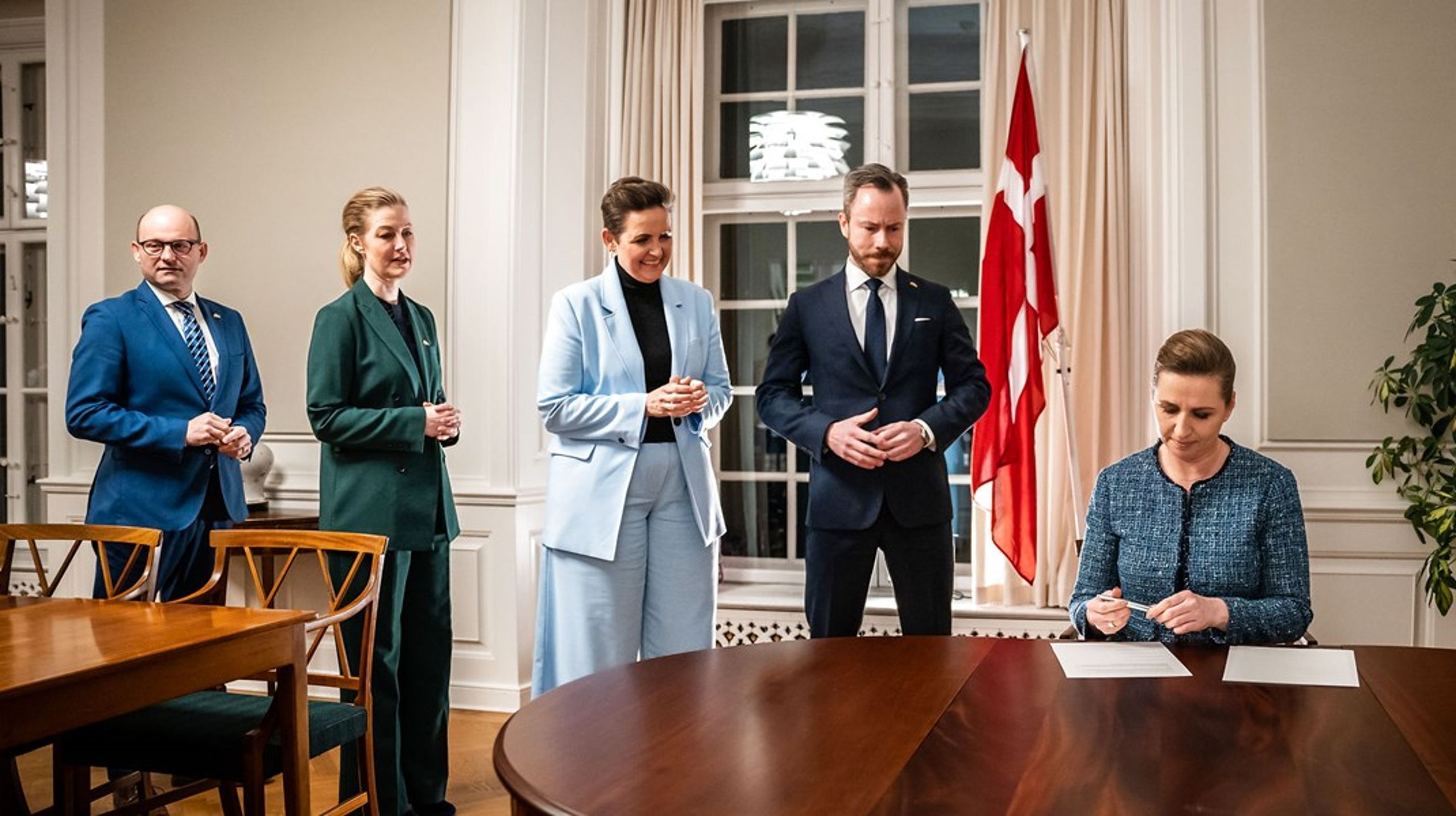 Søndag aften underskrev partiledere for et bredt flertal i Folketinget et nyt såkaldt nationalt kompromis om dansk sikkerhedspolitik.