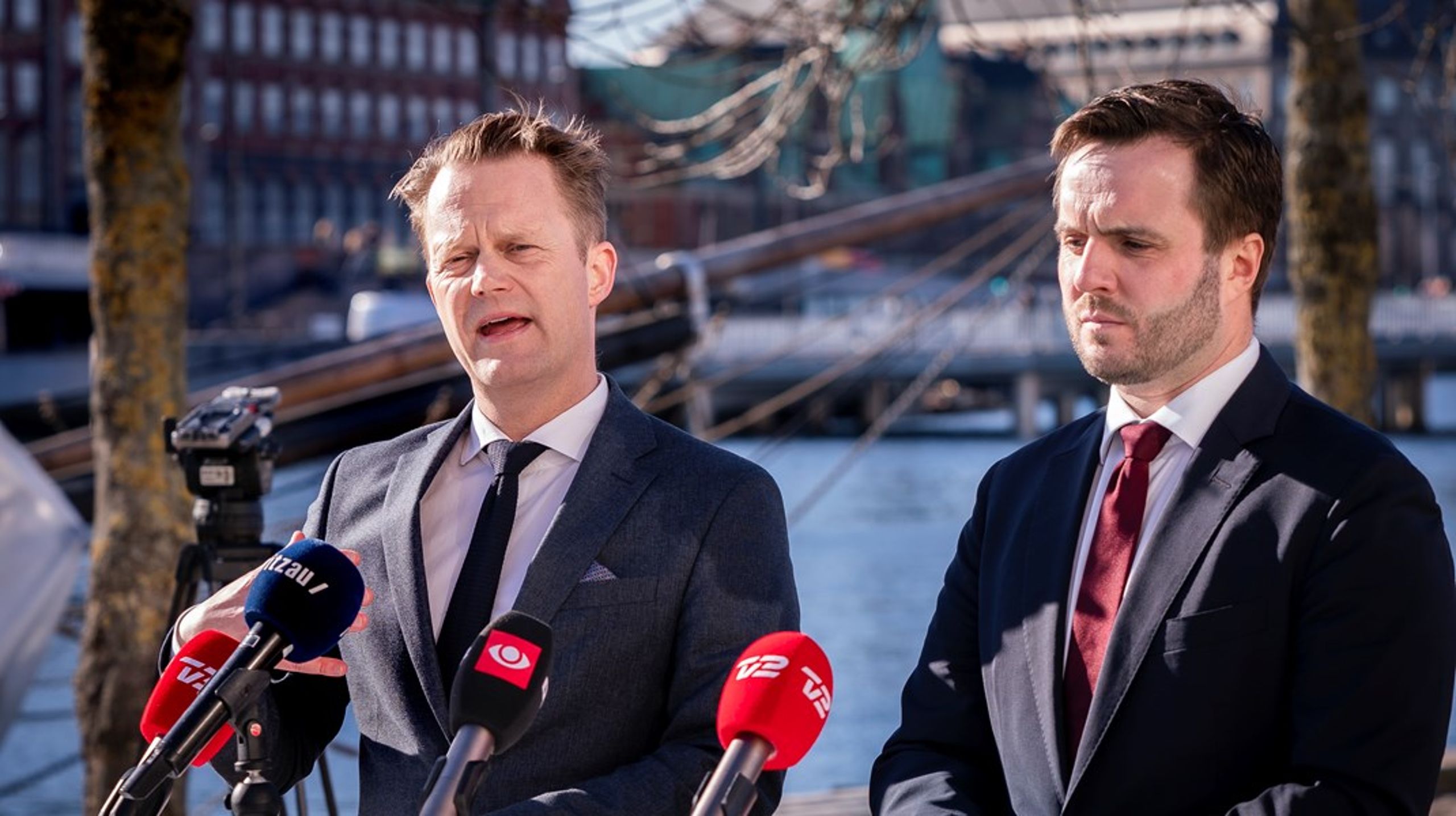Erhvervsministeren og Udenrigsministeren fortalte til et doorstep mandag eftermiddag, at Danmark nu vil tilbyde rådgivning til danske virksomheder for at udfase eksisterende&nbsp;forretningsaktiviteter med Rusland.<br>