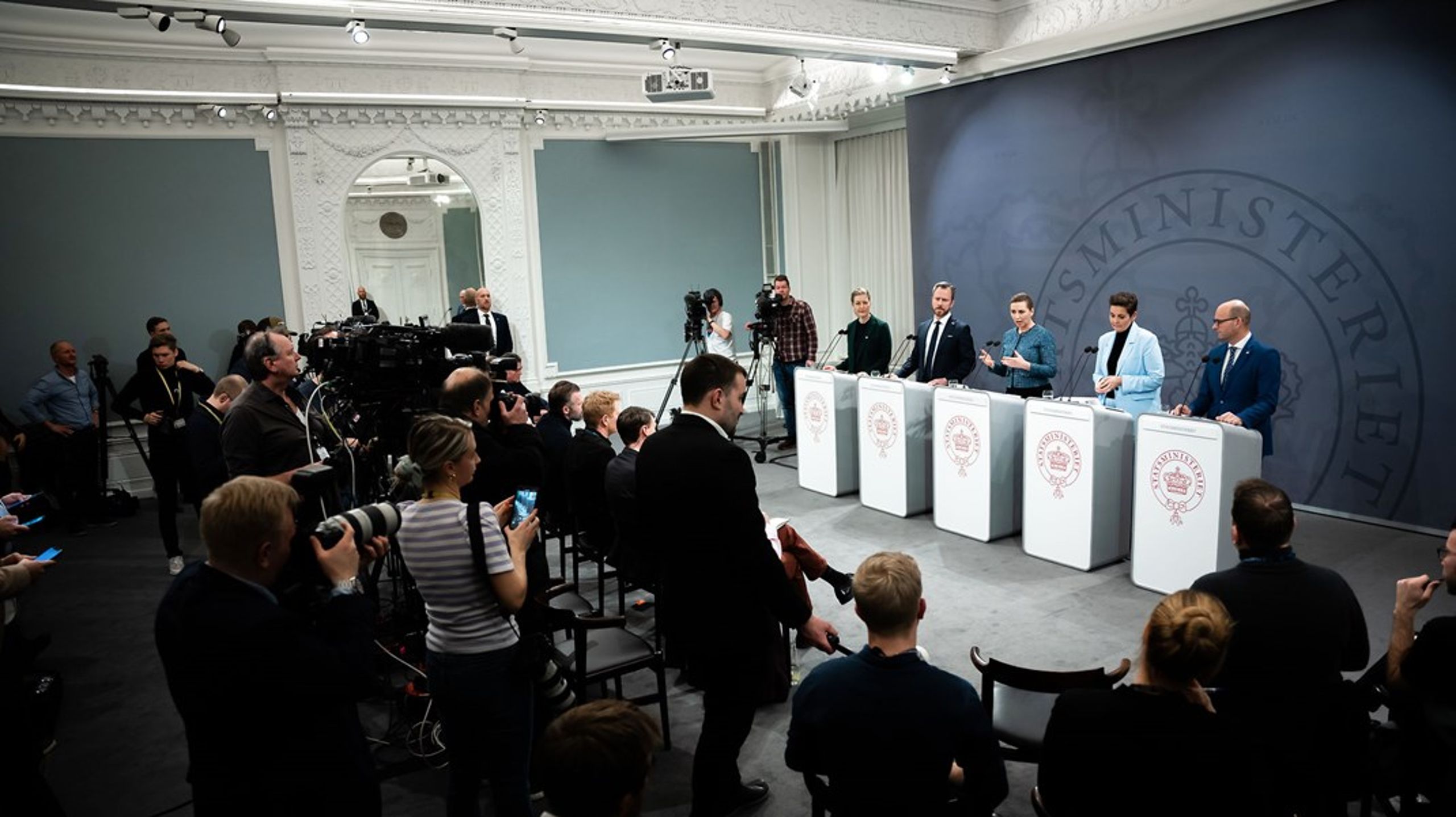 Ruslands invasion af Ukraine har udløst et nyt nationalt kompromis om Danmarks sikkerhedspolitik. Det annoncerede statsminister Mette Frederiksen (S) søndag aften sammen med partilederne fra V, K, R og SF.