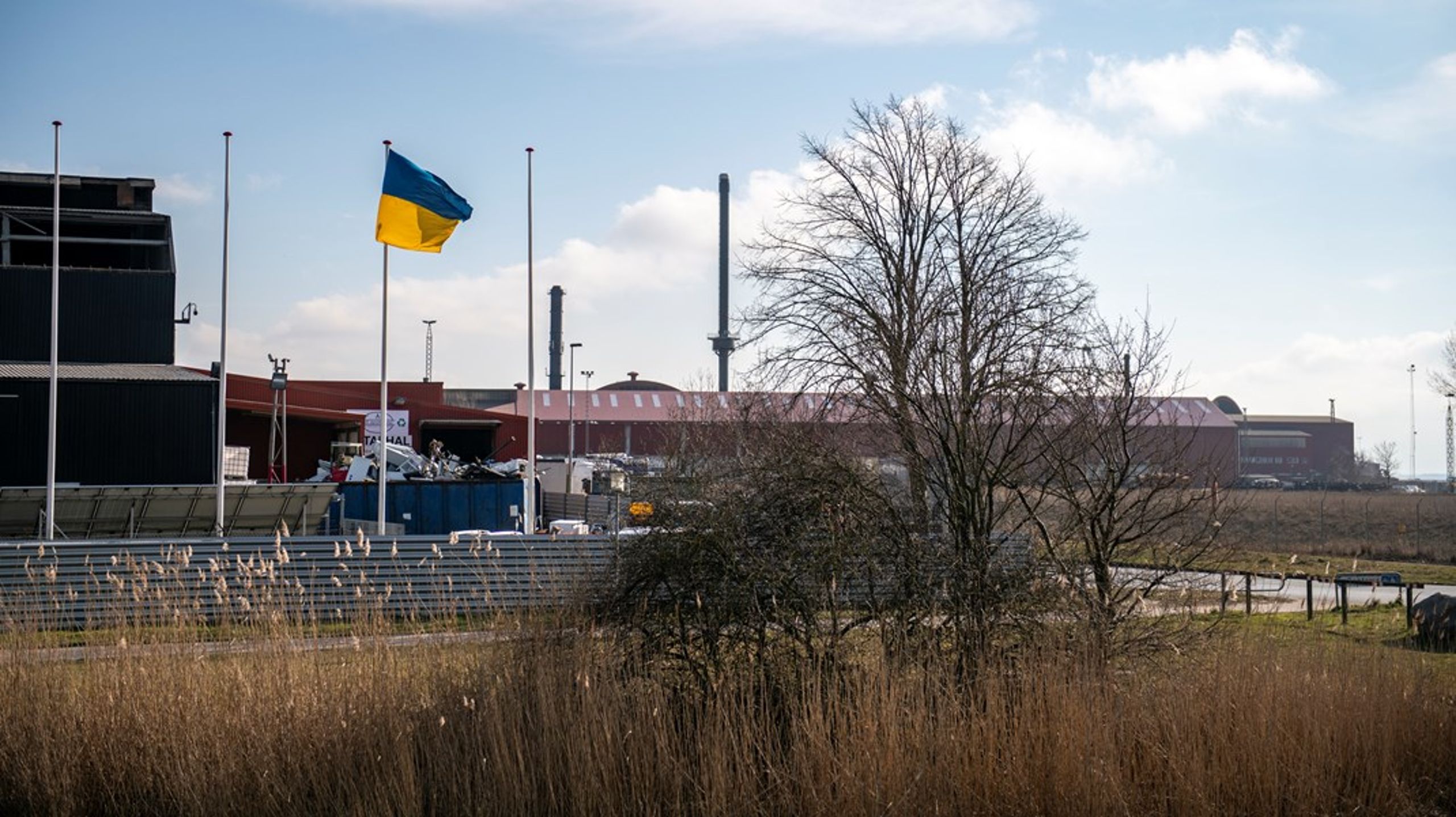 Frederiksværk er på mange måder formet af den omfattende stålproduktionen ved byens havn. Men nu har krigen i Ukraine gjort det russiske ejerskab af det lokale stålværft til en kontroversiel sag.