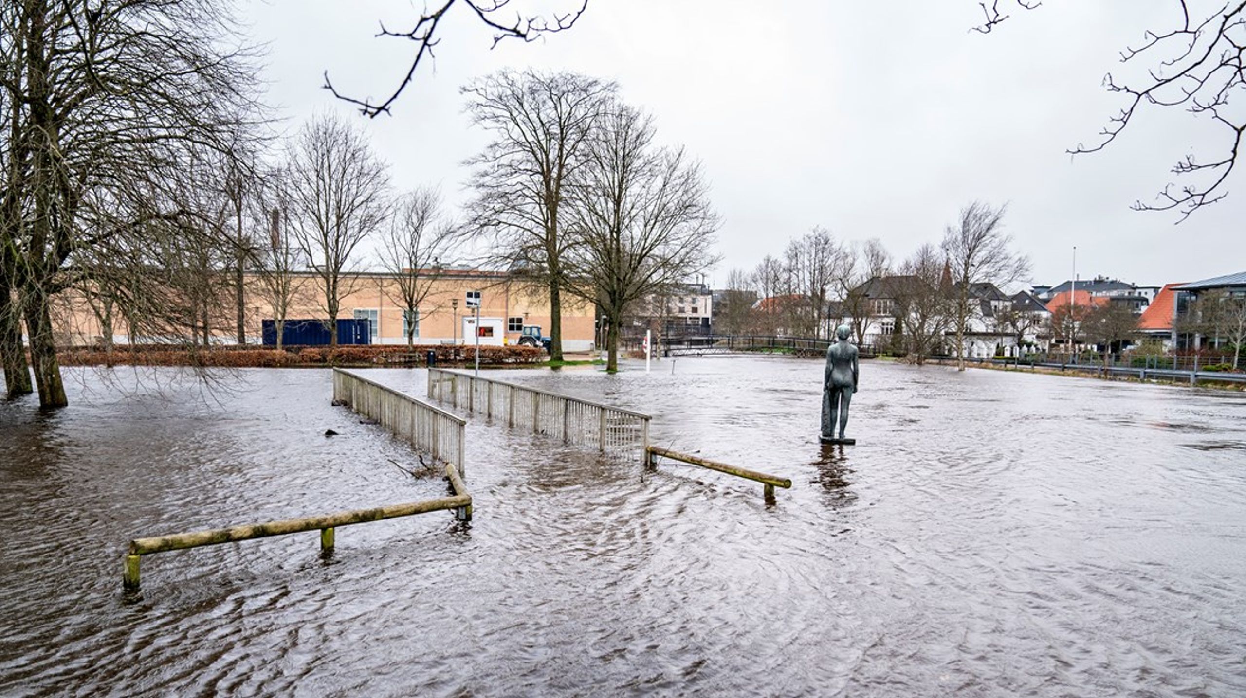 Lokal afledning af regnvand, indsatser overfor uvedkommende vand i kloakker og neddrosling af grundvandsindvinding har givet os et problem med højtstående grundvand i Danmark, og det problem forstærkes i de kommende år som følge af global opvarmning, skriver Hans Jørgen Henriksen.