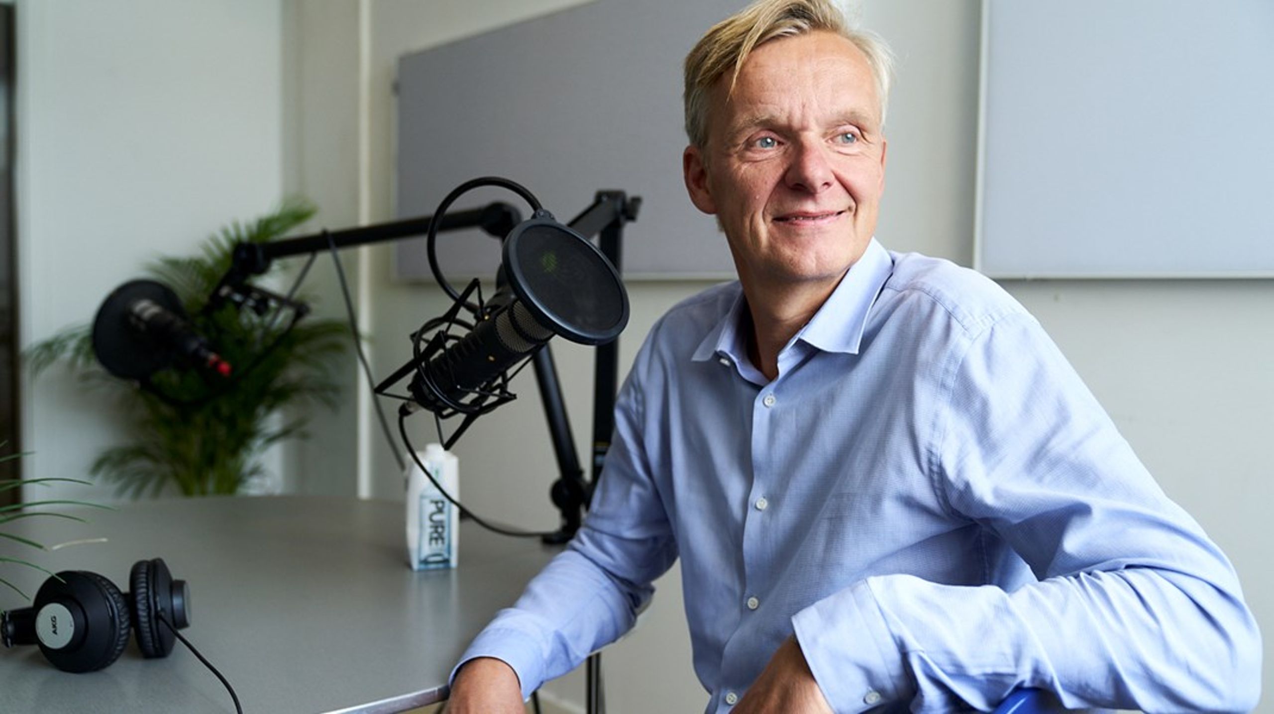 Poul Madsen har skiftet hjørnekontoret på Rådhuspladsen ud med et podcaststudie, hvor han optager 'Forsiden med Poul Madsen'. I en ny bog beskriver han de største sager fra hans 14 år som ansvarshavende chefredaktør på Ekstra Bladet