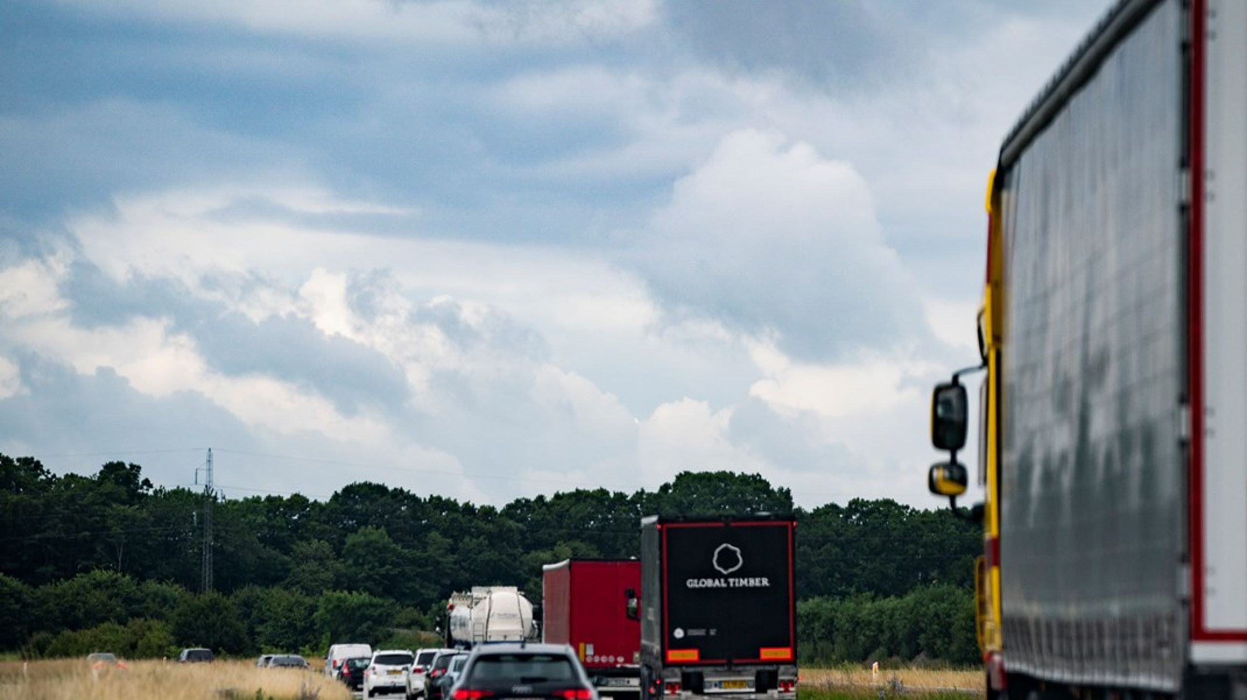 I øjeblikket kører russiske og hviderussiske lastbiler rundt i Danmark. Den trafik mener vi, at der skal sættes en prop i, skriver 3F Transport og ITD. (arkivfoto)
