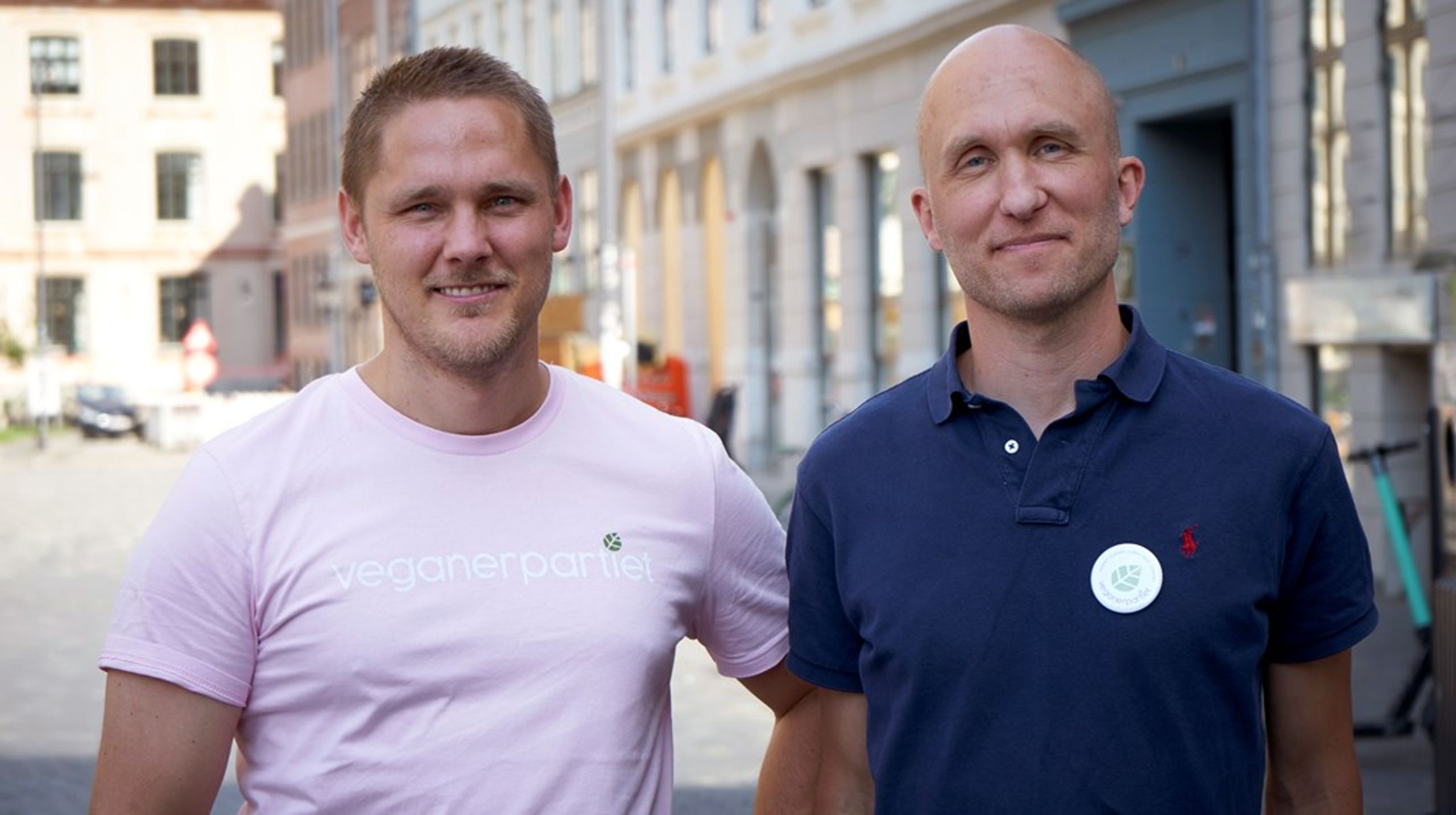 Michael Monberg (højre) sammen med medstifter af Veganerpartiet, Henrik Vinfeldt (venstre).