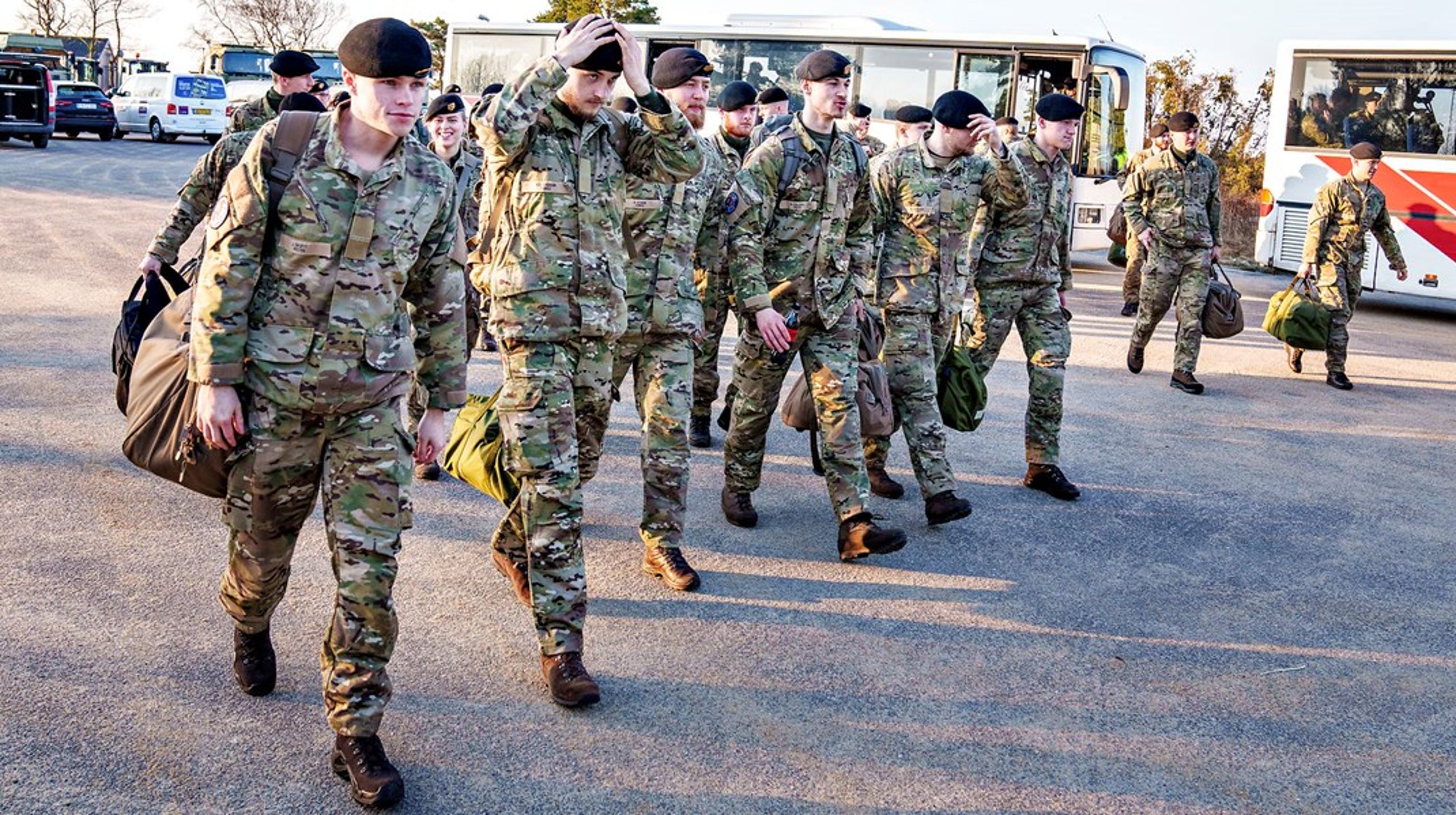Danske soldater på vej til Estland som del af svaret på den russiske invasione af Ukraine. Hvis der var tale om en EU-mission, kunne de ikke være med.