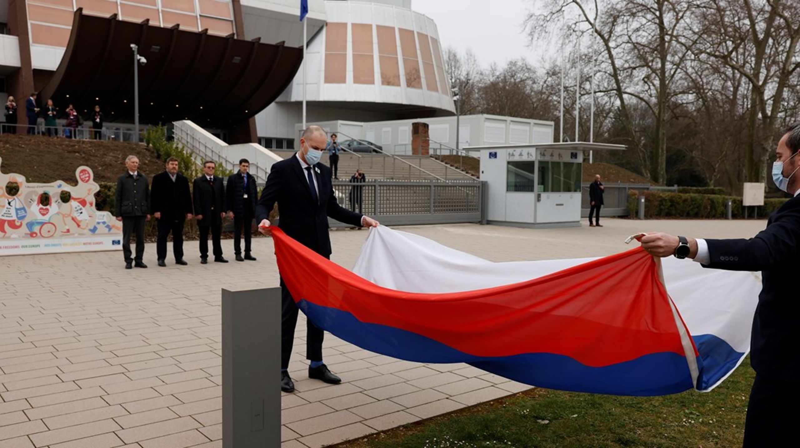 Ruslands flag nedtages foran Europarådet. I klart sprog er Rusland blevet sparket ud, skriver Claus von Barnekow.&nbsp;