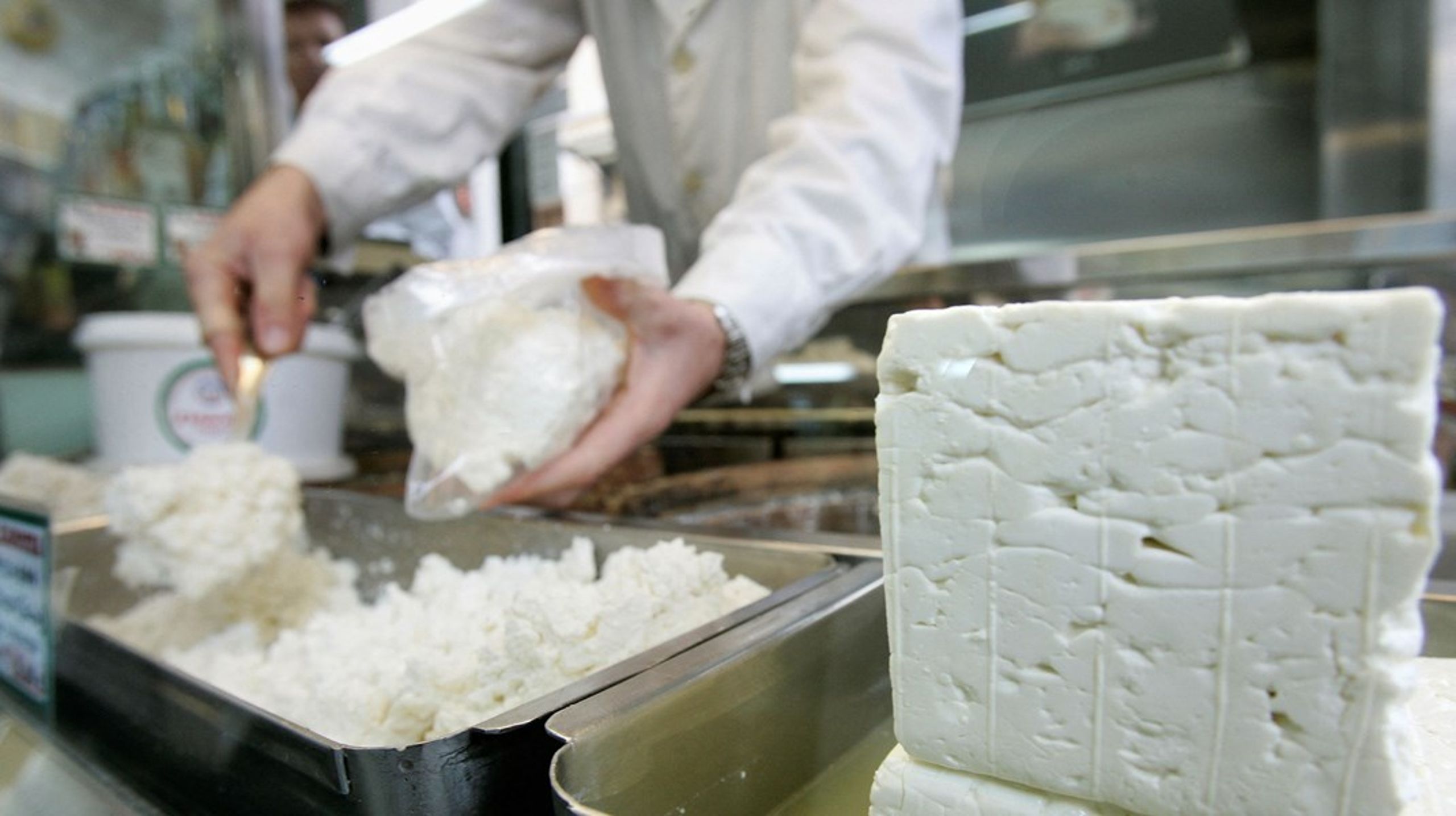 EU-Domstolens generaladvokat udtalte 17. marts kritik af Danmark, fordi danske osteproducenter sælger hvid ost under varebetegnelsen 'feta' uden for EU's grænser. Det sker, efter EU-Kommissionen har anklaget Danmark for traktatbrud.
