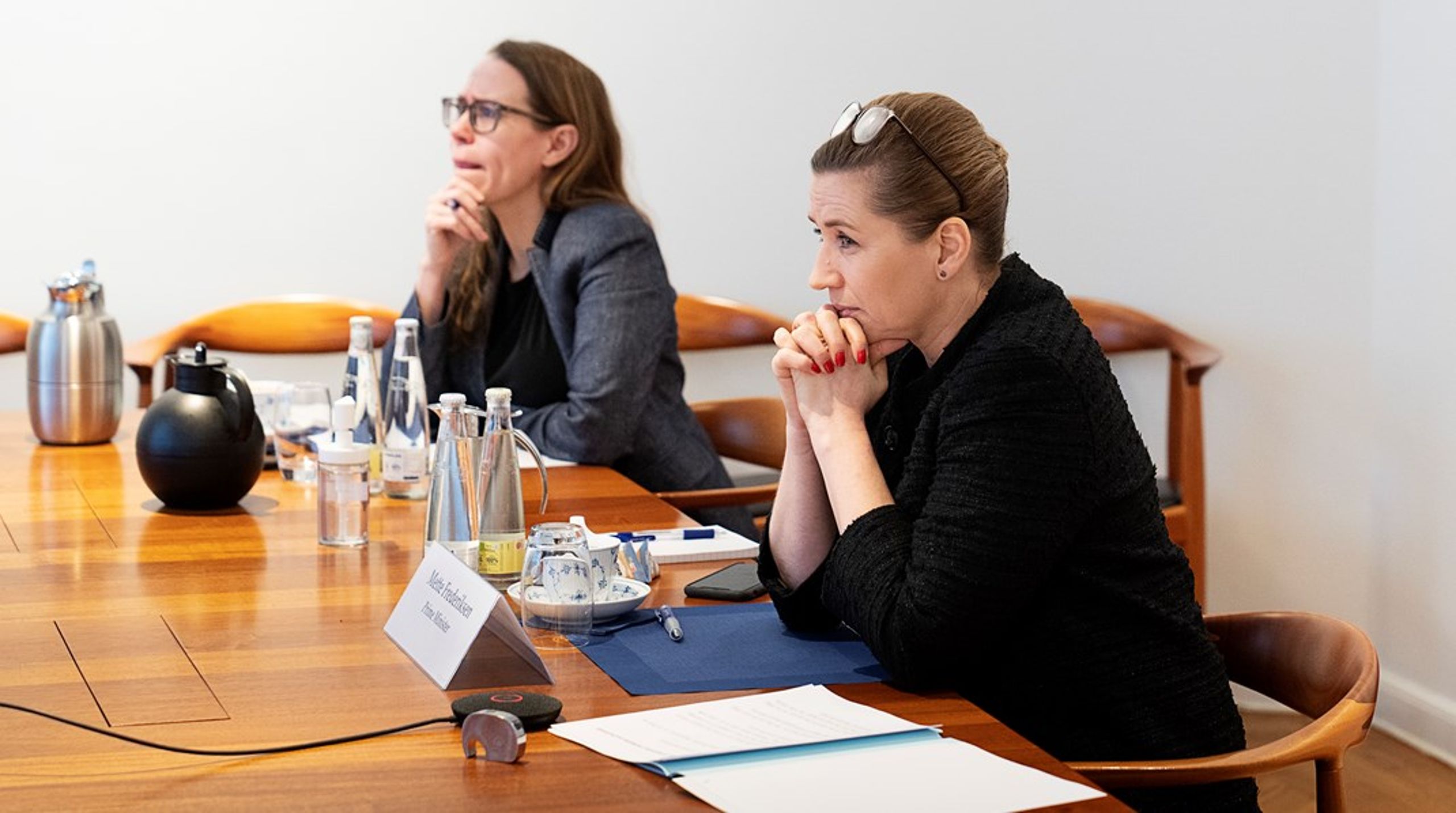 Departementschef Barbara Bertelsen og statsminister Mette Frederiksen har begge været genstand for debat om deres ledelsesstil.