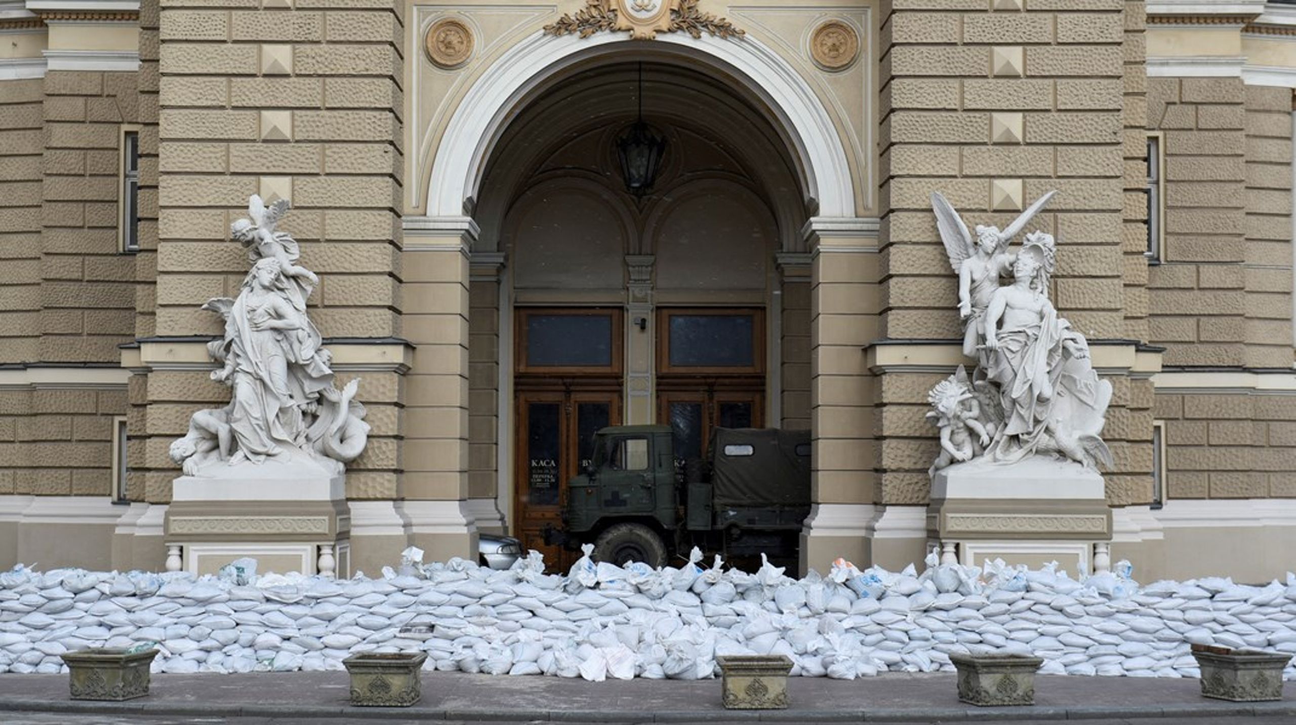 Barrikader foran Nationalteatret i Odessa under Ruslands invasion af Ukraine,&nbsp;10. marts, 2022.&nbsp;