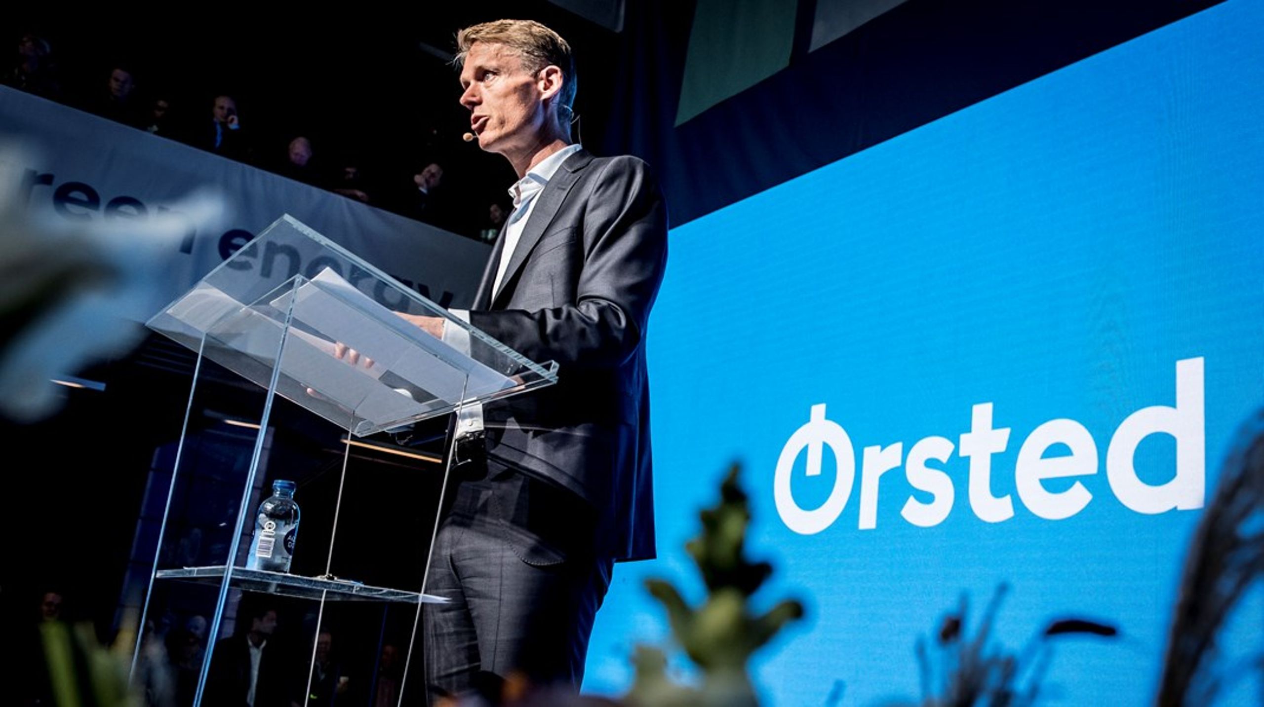 Bestyrelsesformand i Carlsberg og tidligere direktør i Ørsted, Henrik Poulsen, er en af dem, der fortsætter med at tælle sine penge, mens Putin bekriger Ukraine, skriver David Trads.