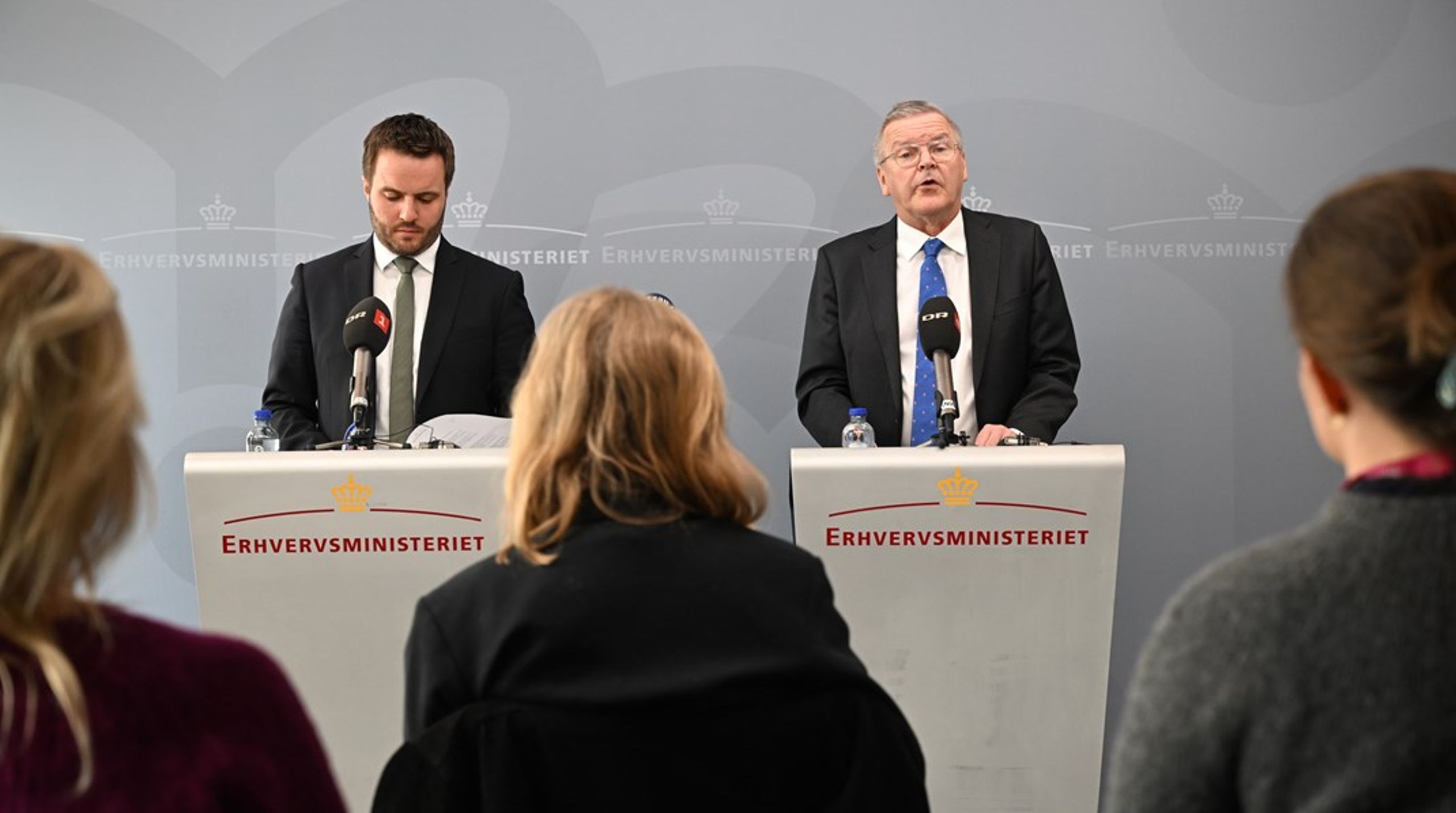 Erhvervsminister Simon Kollerup (til venstre) og Nationalbank-direktør Lars Rohde (til højre) præsenterede tirsdag et lovforslag om at forbyde forbyde&nbsp;handel med kroner til Rusland.