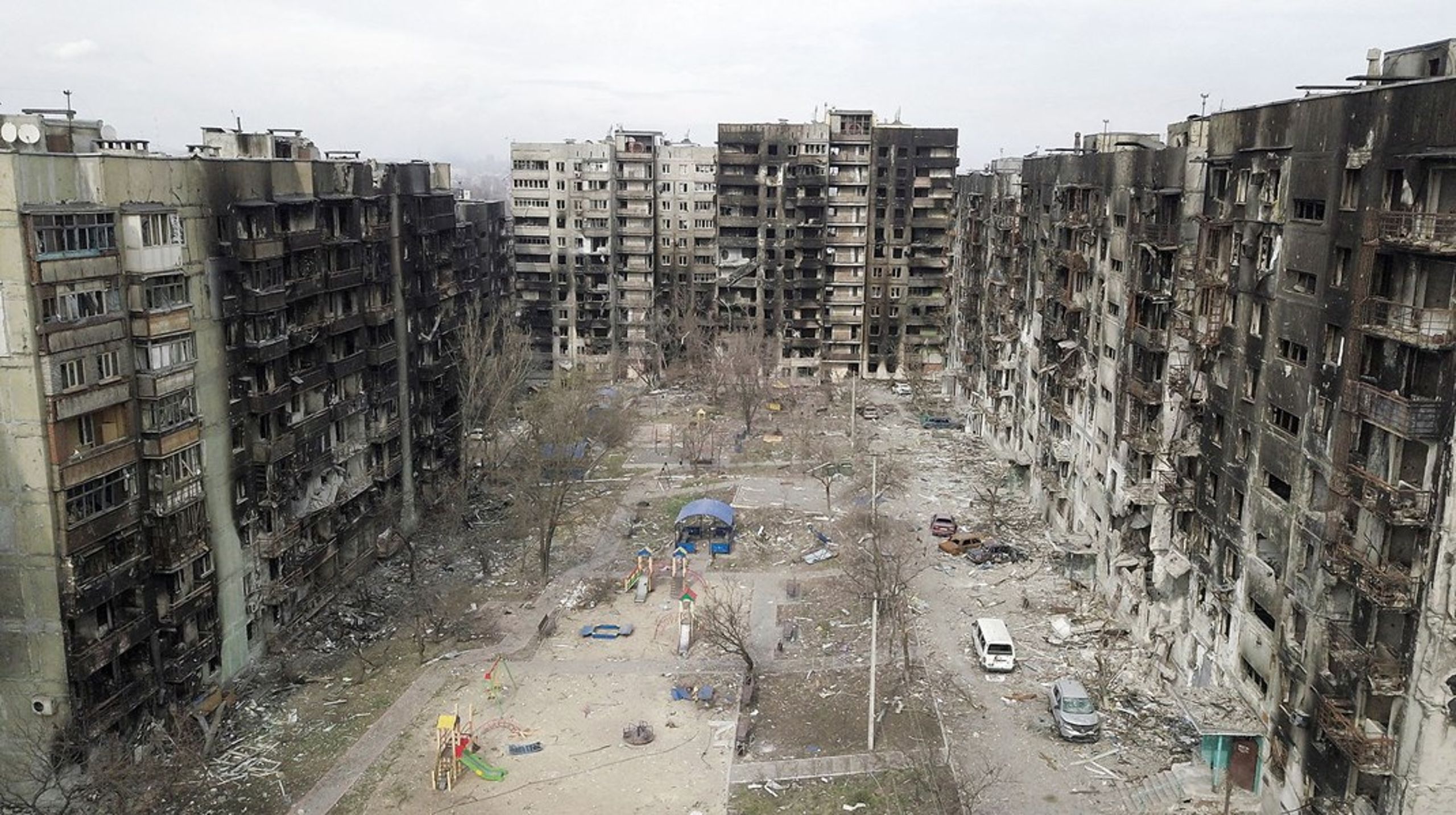 Støtten til Rusland og Belarus blev "lagt på is"&nbsp;som en reaktion på Ruslands militære angreb på Ukraine. På billedet ses beskadigede boliger i byen Mariupol.&nbsp;