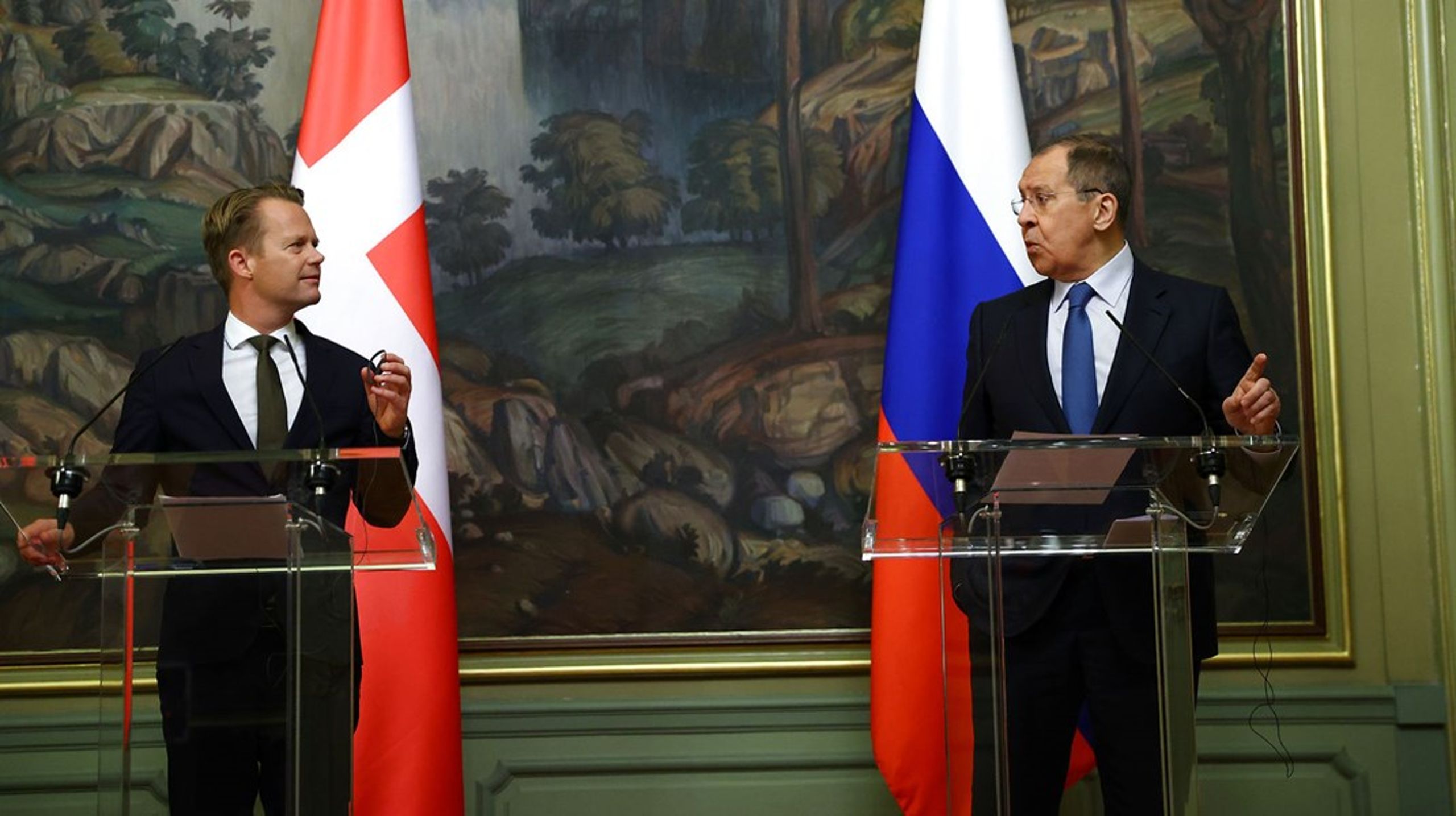 Danmarks udenrigsminister Jeppe Kofod (t.v.) og Ruslands udenrigsminister Sergei Lavrov (t.h.) ved et pressemøde i Moskva i oktober 2020.