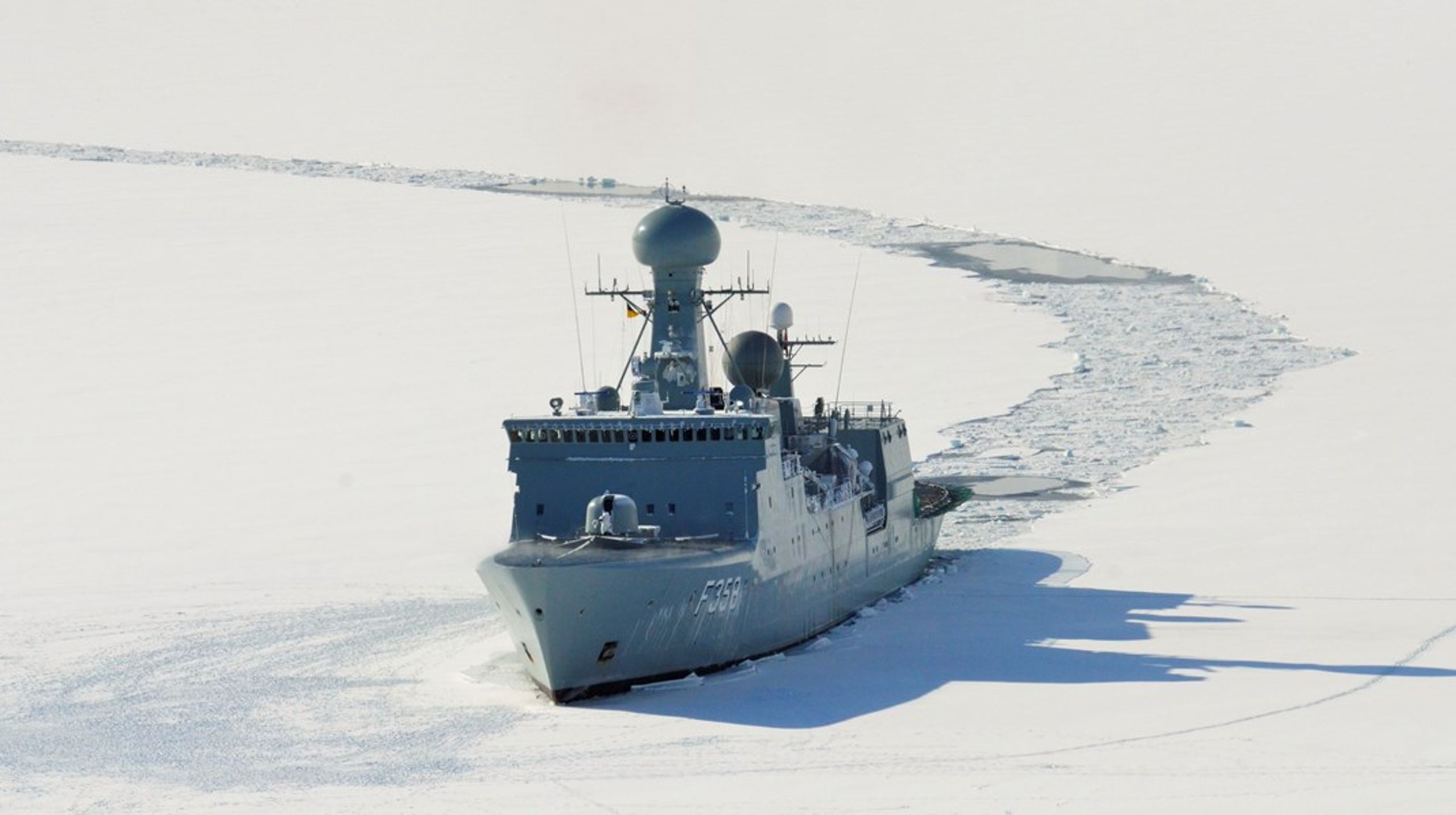 Inspektionsskibet Triton bryder is i en grønlandsk fjord.