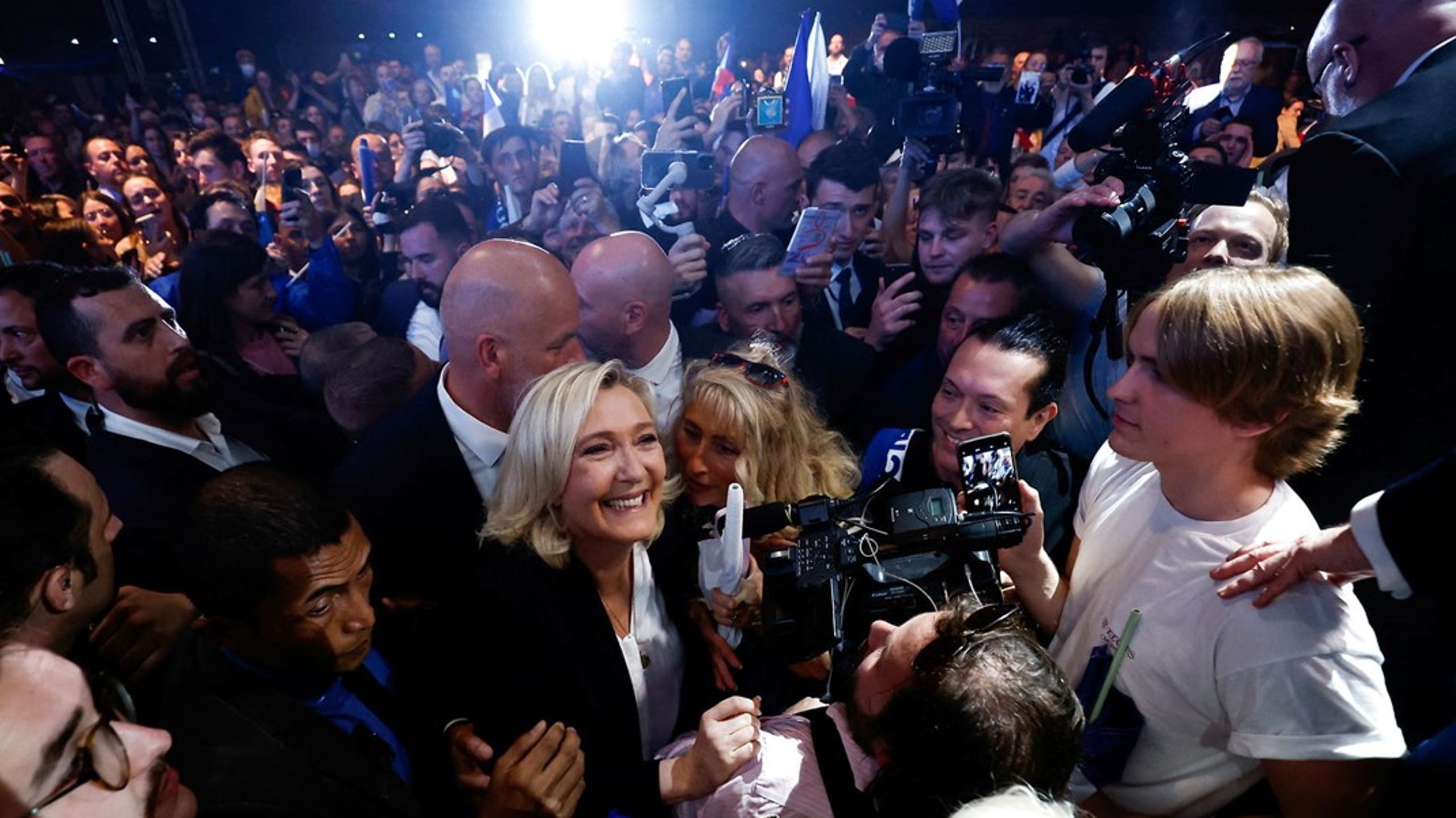 Marine Le Pen fra Rassemblement National haler ind på Macron i slutspurten.