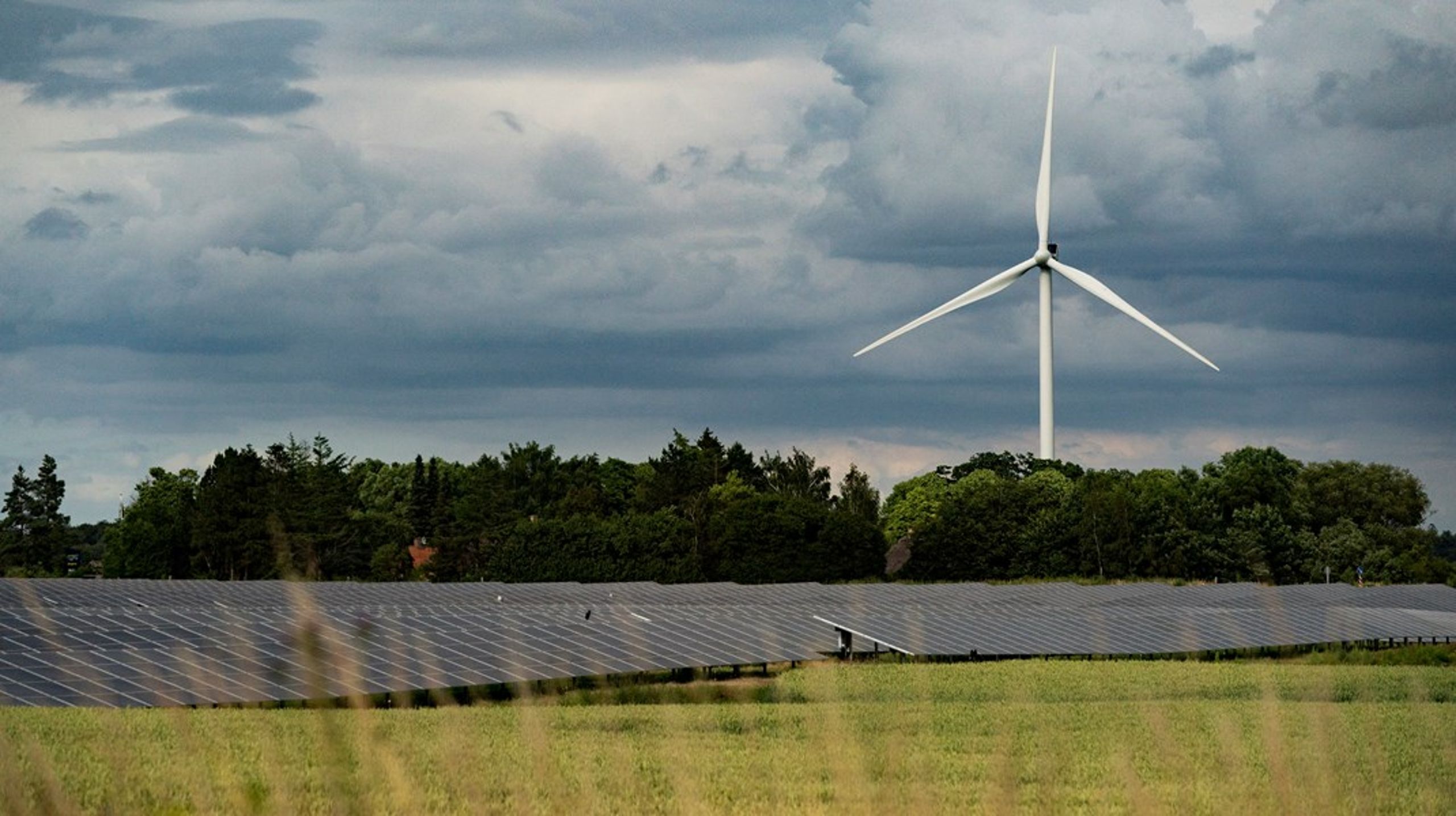 Sol- og vindenergi kan levere grøn strøm svarende til adskillige energiøer, skriver&nbsp;Knud Erik Andersen.