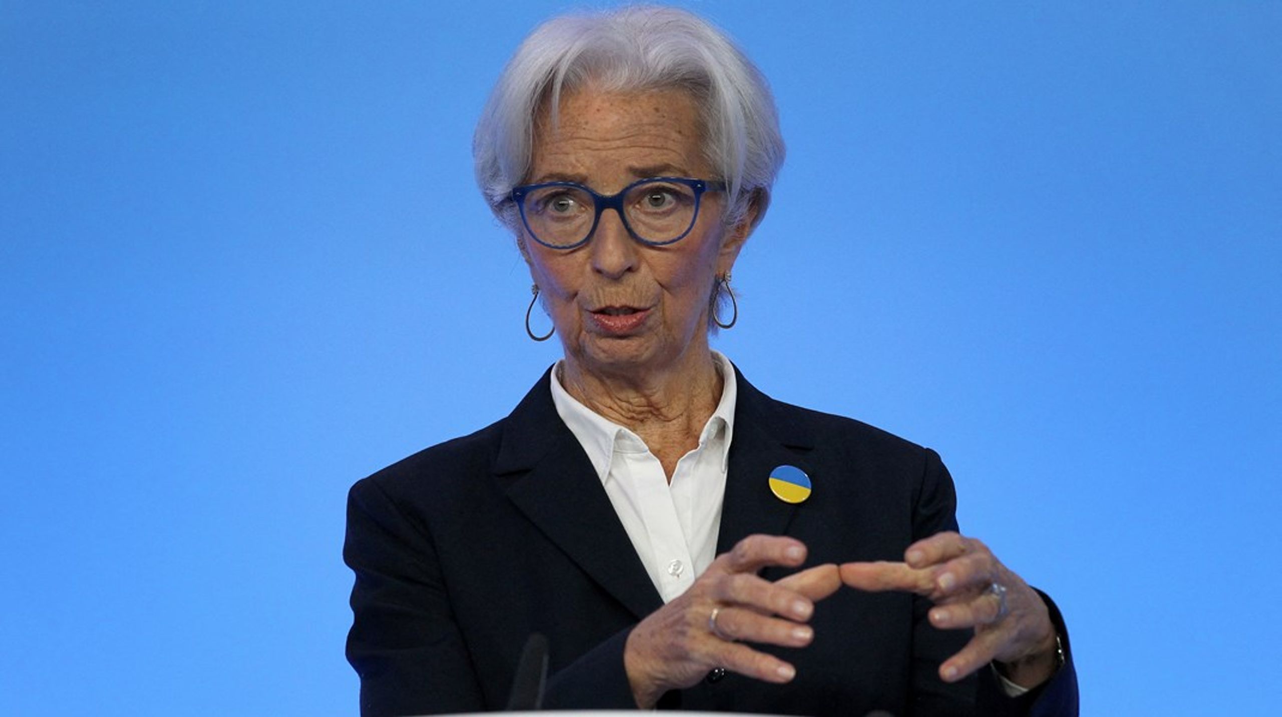 Ifølge Den Europæiske Centralbank (ECB) ligger rentestigninger stadig lidt ude i fremtiden. Det risikerer at blive for lidt og for sent, skriver Søren Hove Ravn. Her ses&nbsp;ECBs præsident, Christine Lagarde.