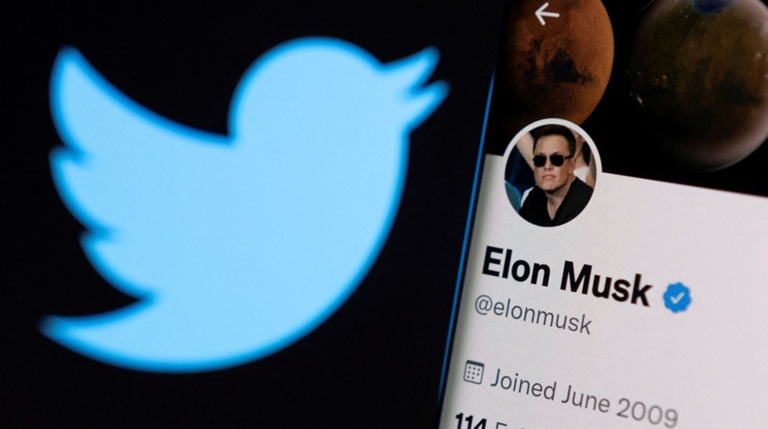 Elon Musk har meldt ud, at han godt kunne tænke sig at opkøbe SoMe-platformen Twitter. Formålet skulle angiveligt være at skabe "en global platform for ytringsfrihed", skriver Johanne Dalgaard.