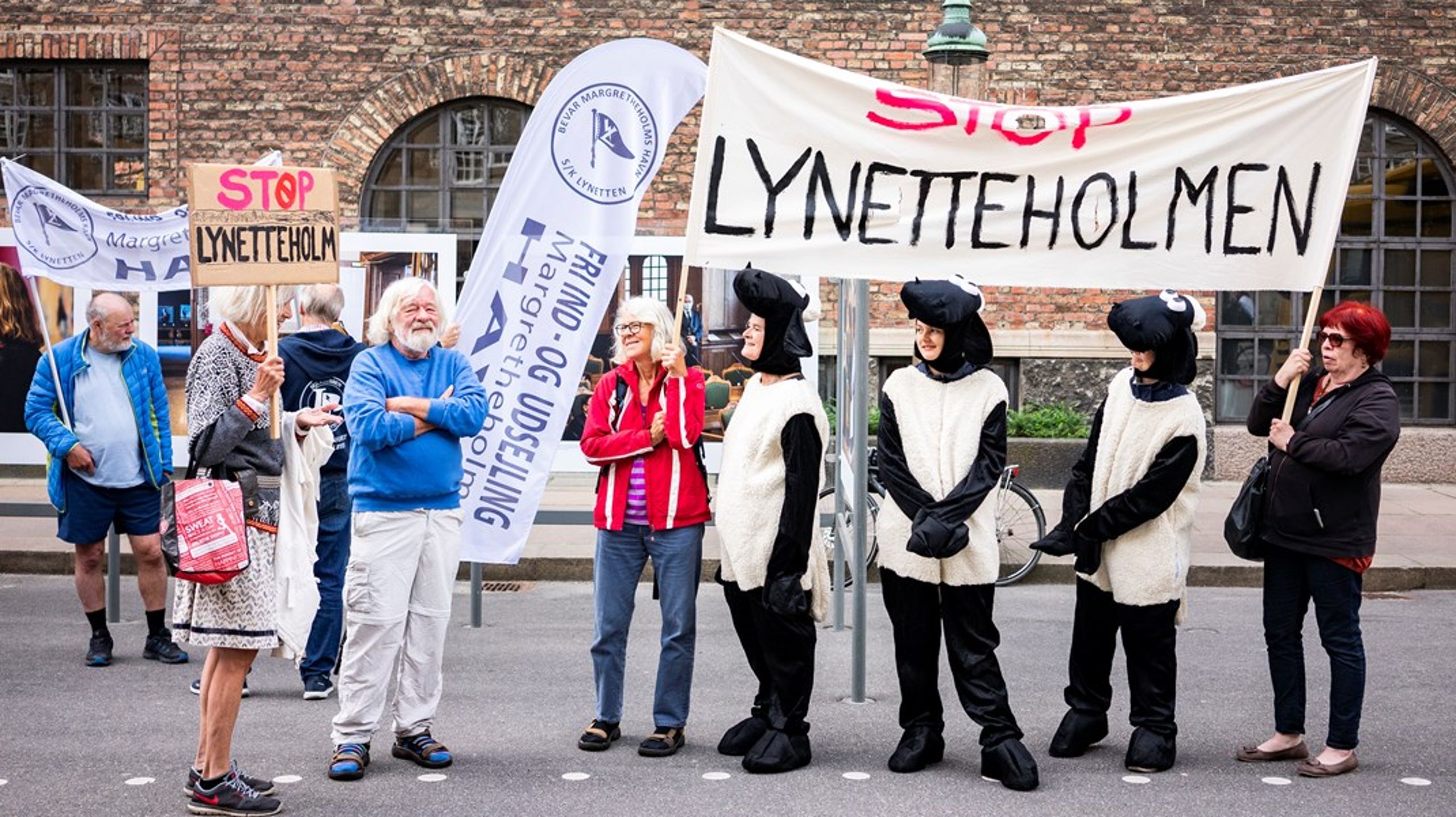 Facebookgruppen Stop Lynetteholm afholder demonstration&nbsp;udklædt som får, i Rigsdagsgården ved Folketingets hovedtrappe 3. juni 2021.