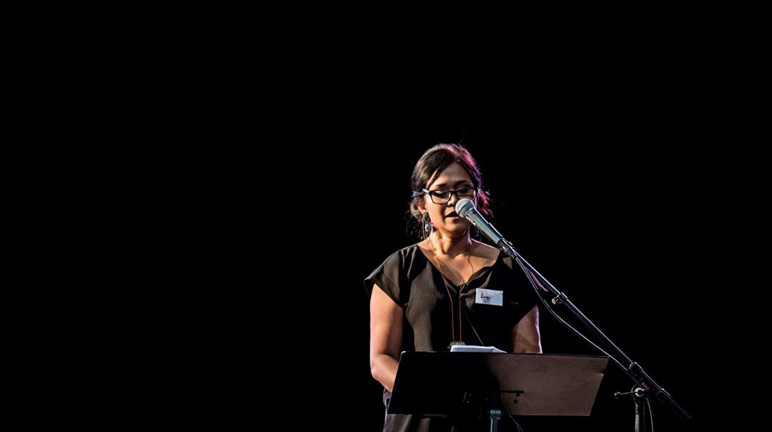 Flora Ghosh var i 2009 med til at stifte organisationen Liva. Her ses hun på talerstolen ved uddelingen af Tine Bryld-prisen i 2013, som hun modtog.&nbsp;