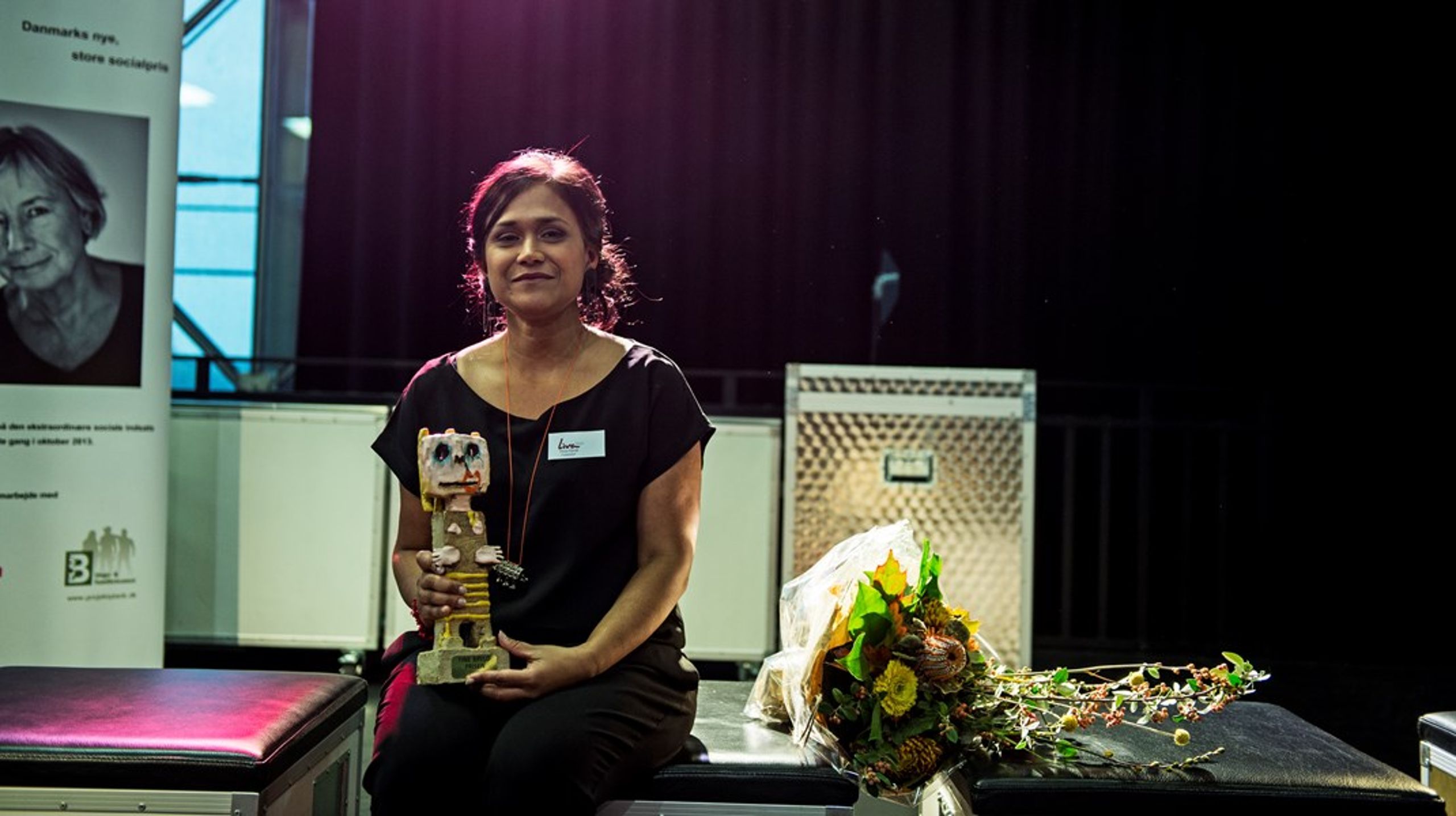 Livas stifter og direktør, Flora Ghosh, med Tine Bryld-prisen, som hun vandt i 2013.&nbsp;