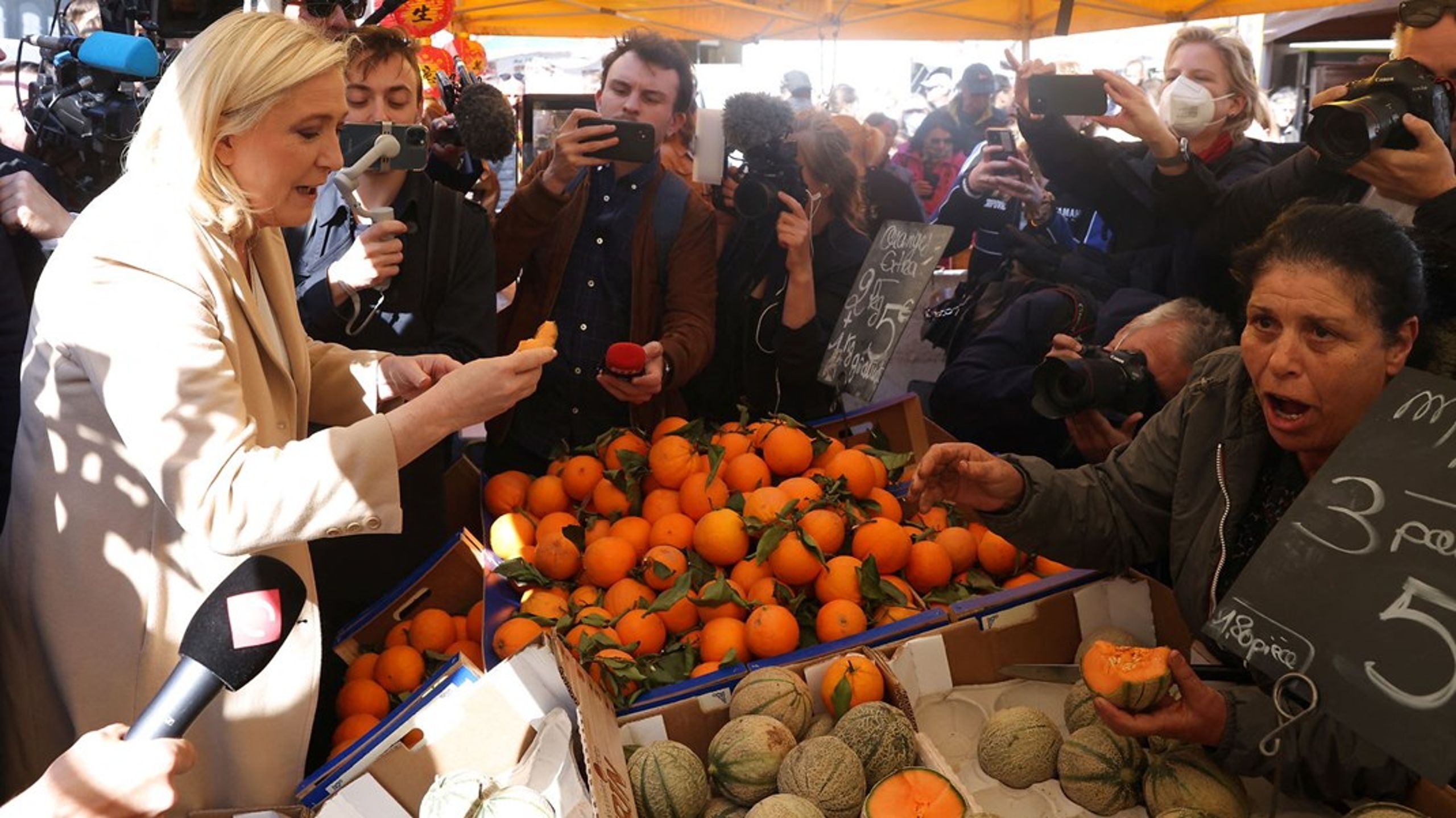 På den sidste kampagnedag fredag besøgte Marine Le Pen et marked i Etaples i den nordfranske region Pas-de-Calais.