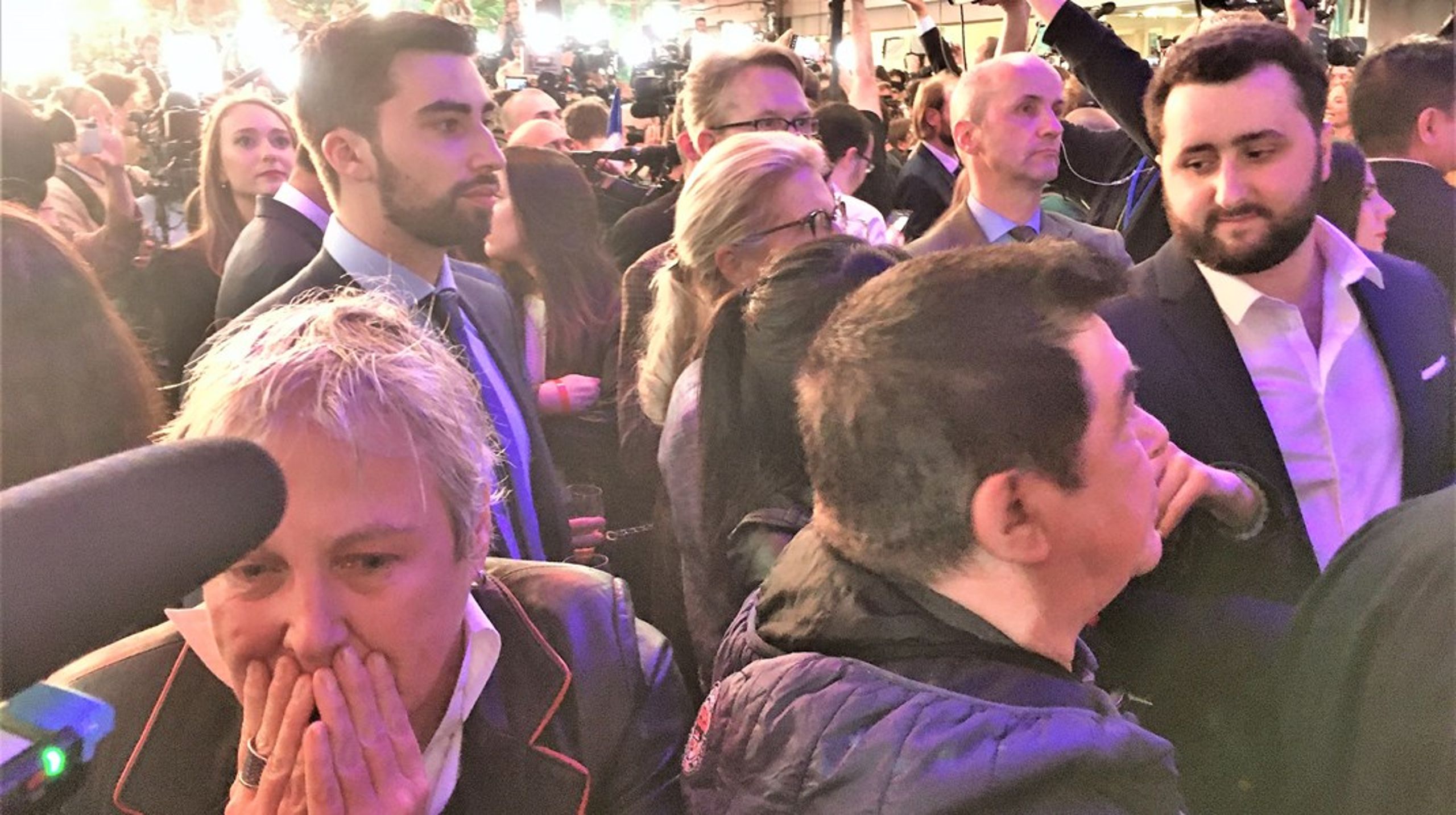 Marie Léon (t.v.) og resten af Le Pens tilhængere var rystede, da valgresultatet blev offentliggjort.