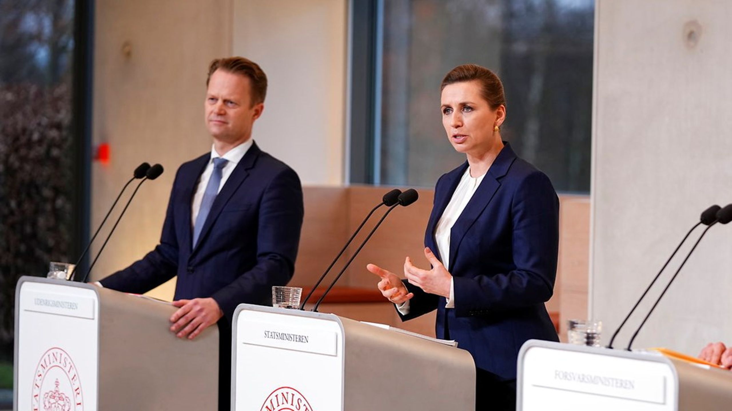 Mette Frederiksen og Jeppe Kofod præsenterede den nye udenrigs- og sikkerhedspolitiske strategi på Marienborg 31. januar 2022. Strategien&nbsp;må&nbsp;omskrives, skriver Claus von Barnekow.