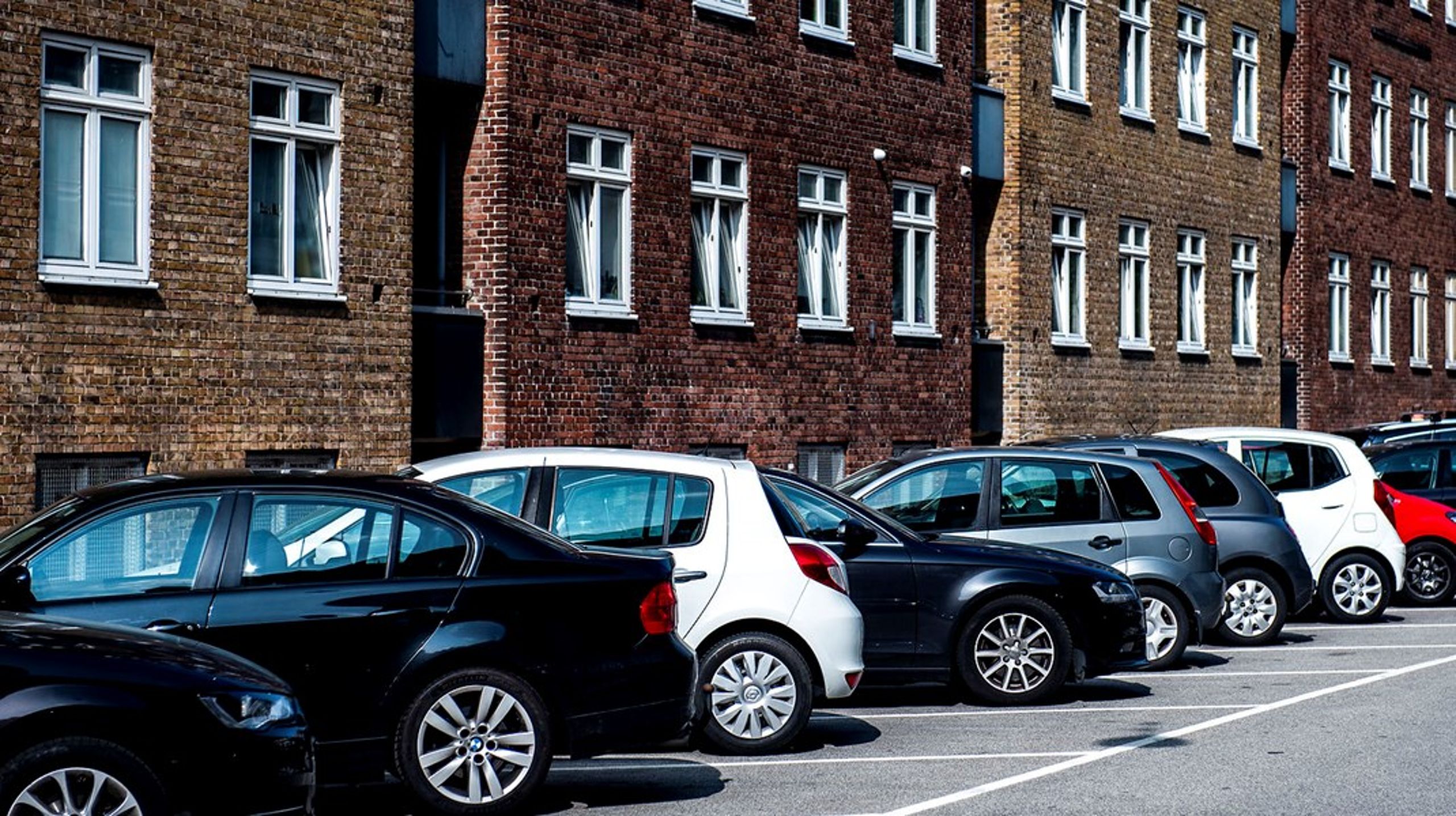 En måde at påvirke folks adfærd kan blandt andet være at forøge antallet af parkeringspladser, der er dedikeret til nabo-til-nabo-bildeling, skriver Matias Møl Dalsgaard.