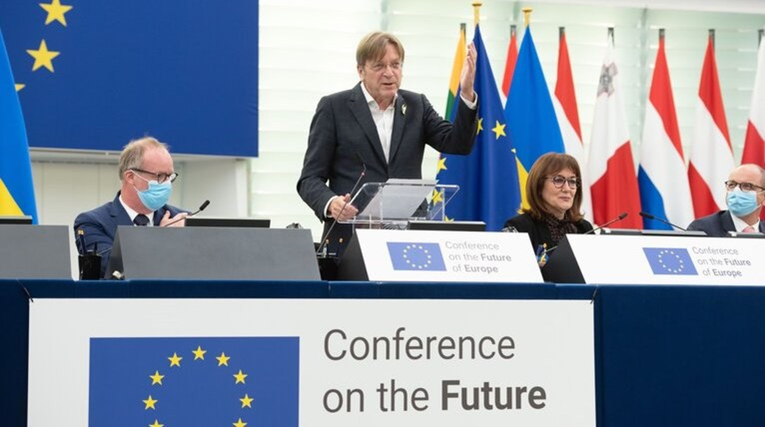 Guy Verhofstadt på talerstolen til Konferencen om Europas Fremtids sidste plenarforsamling 29.-30. april. På Europadagen, 9. maj, afleveres anbefalingerne til formændene for Parlamentet, Kommissionen og Rådet.