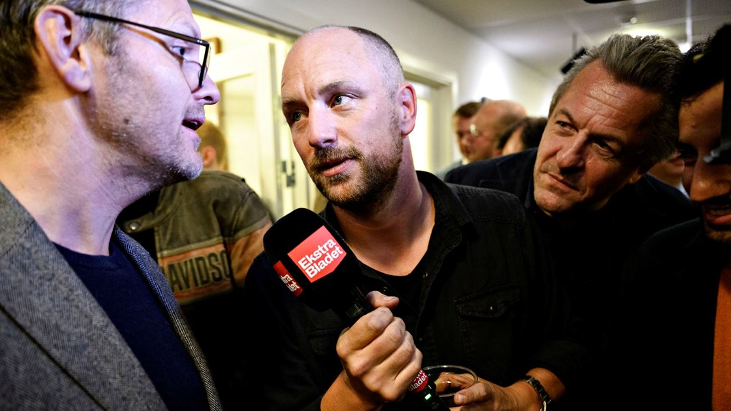 Arkivfoto. Knud Brix (midten) har ifølge Altingets oplysninger bedt Danmarks Radio rette en påstand om løgn i et interview.