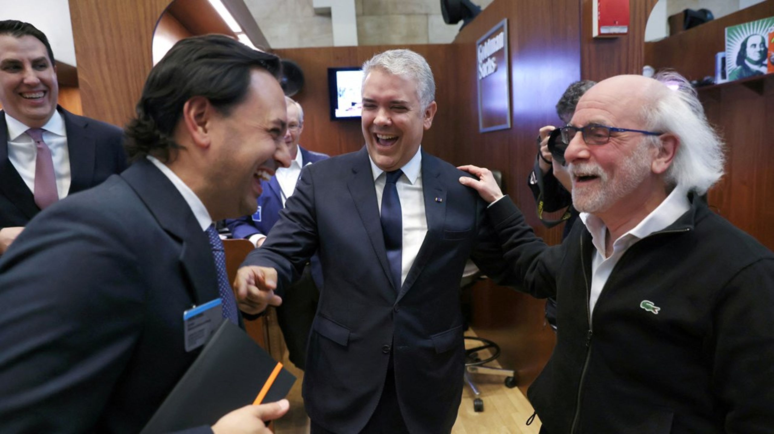 Præsident Iván Duque (midten)&nbsp;fik lov at ringe med klokken på Børsen i New York. Til højre er den ikoniske aktiehandler Peter Tuchmann, også kendt som 'Einstein&nbsp;of&nbsp;Wall Street'.&nbsp;