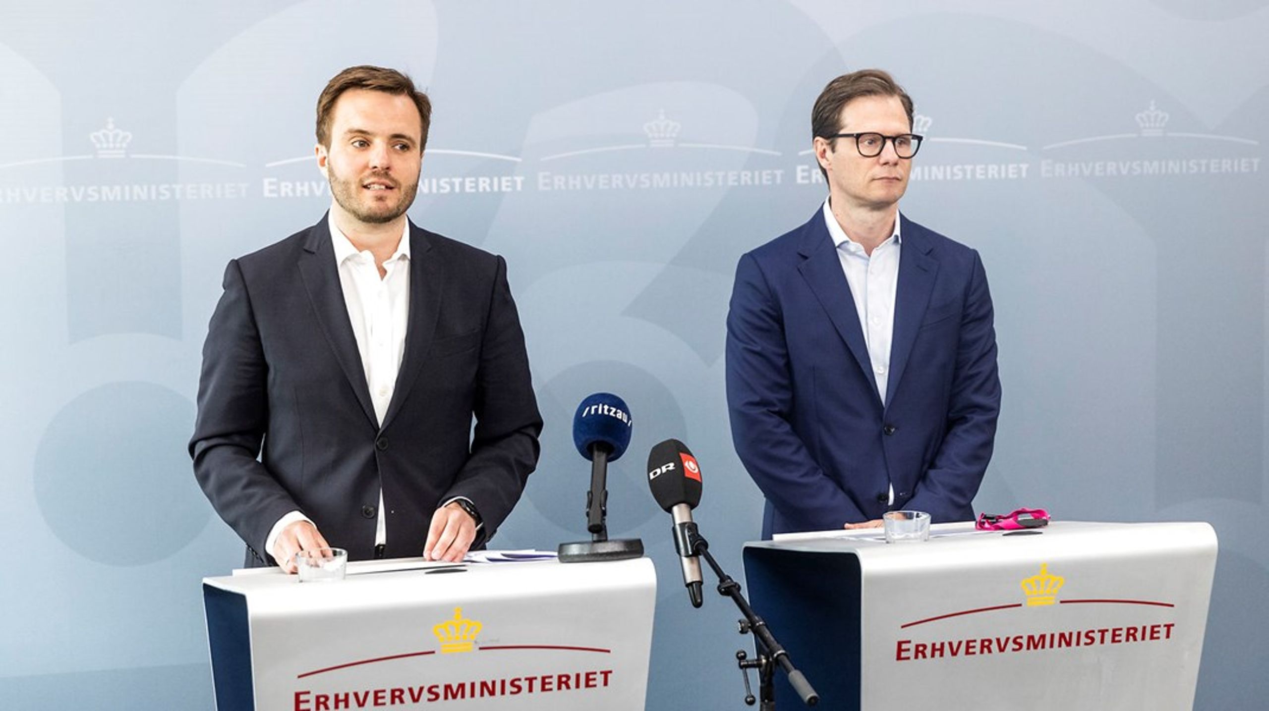 Simon Kollerup (S) og Carsten Egeriis (Finans Danmark)&nbsp;enige om ny aftale om billigere finansiering af udskiftning af olie- og gasfyr