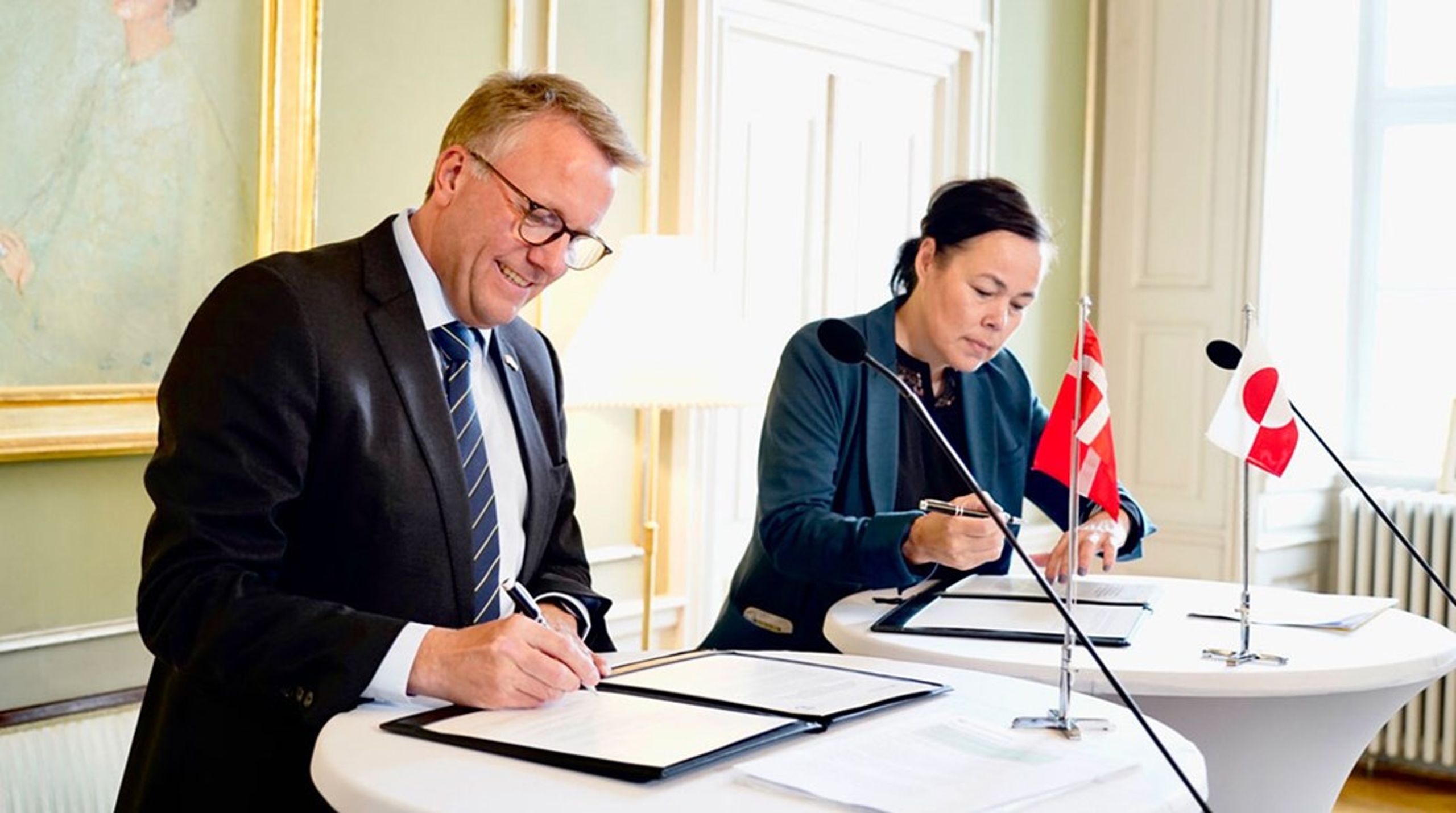Den danske forsvarsminister Morten Bødskov (t.v.) og det grønlandske landsstyremedlem for udenrigsanliggender Vivian Motzfeldt underskrev tirsdag aftalen på Frederiksberg Slot.&nbsp;