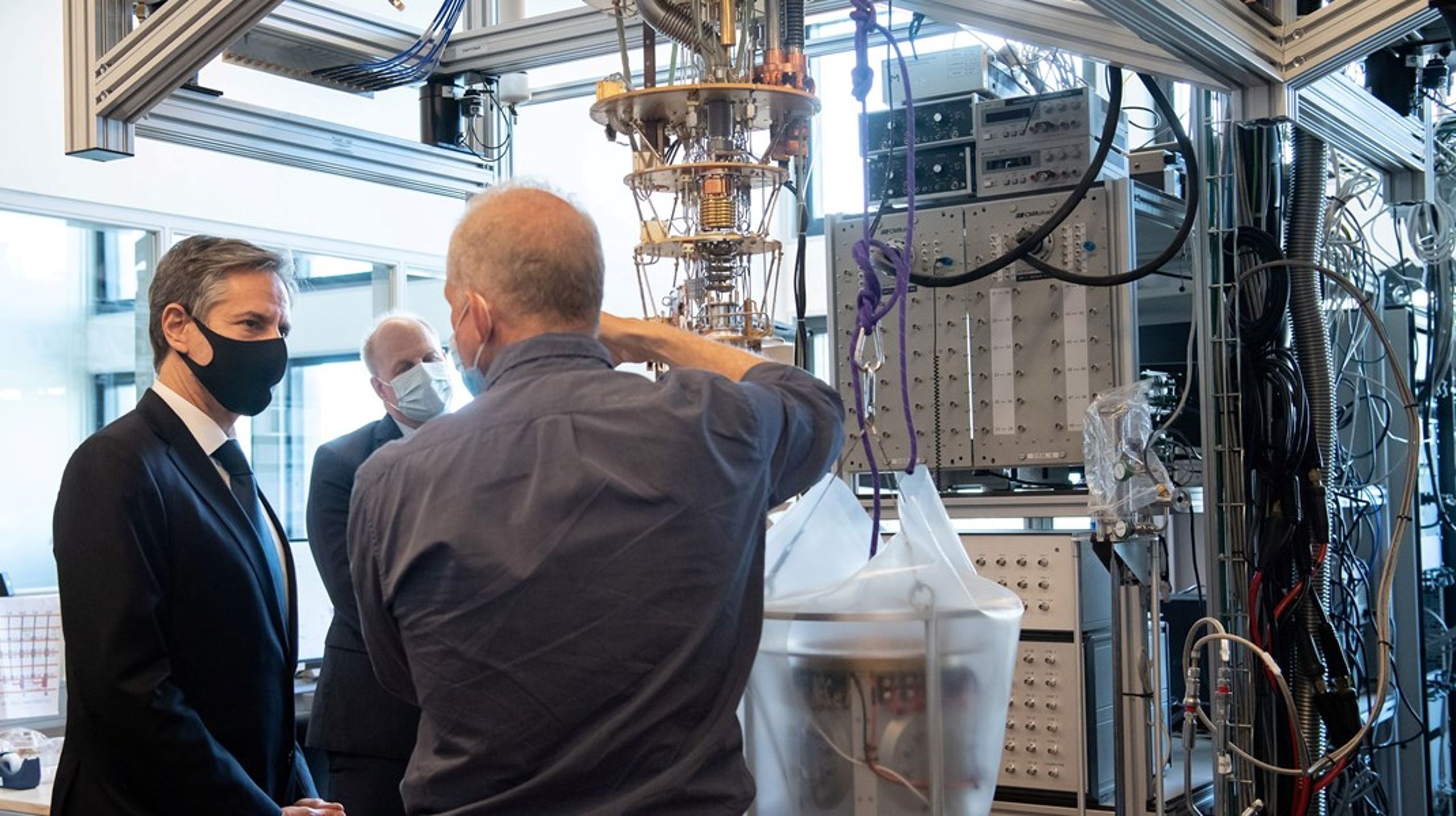 Særligt Niels Bohr Institutet på KU har udfordringer med informationssikkerheden, siger Rigsrevisionen i en ny rapport. Her besøger USA's udenrigsminister Anthony Blinken i 2021 instituttets forskere, der arbejder med kvantecomputere.<br>