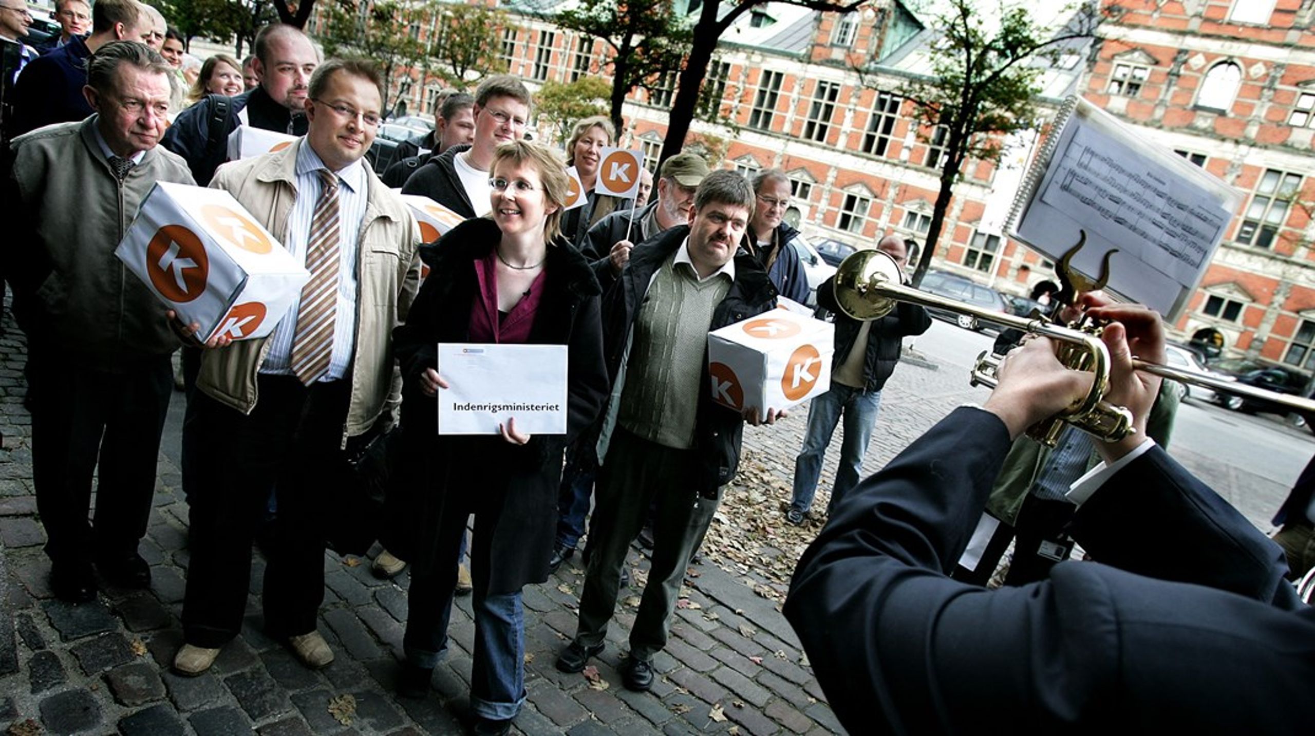 Marianne Karlsmose og hendes partifæller afleverer underskrifter til Indenrigsministeriet i oktober 2005. Også dengang var Marianne Karlsmose formand for Kristendemokraterne.&nbsp;