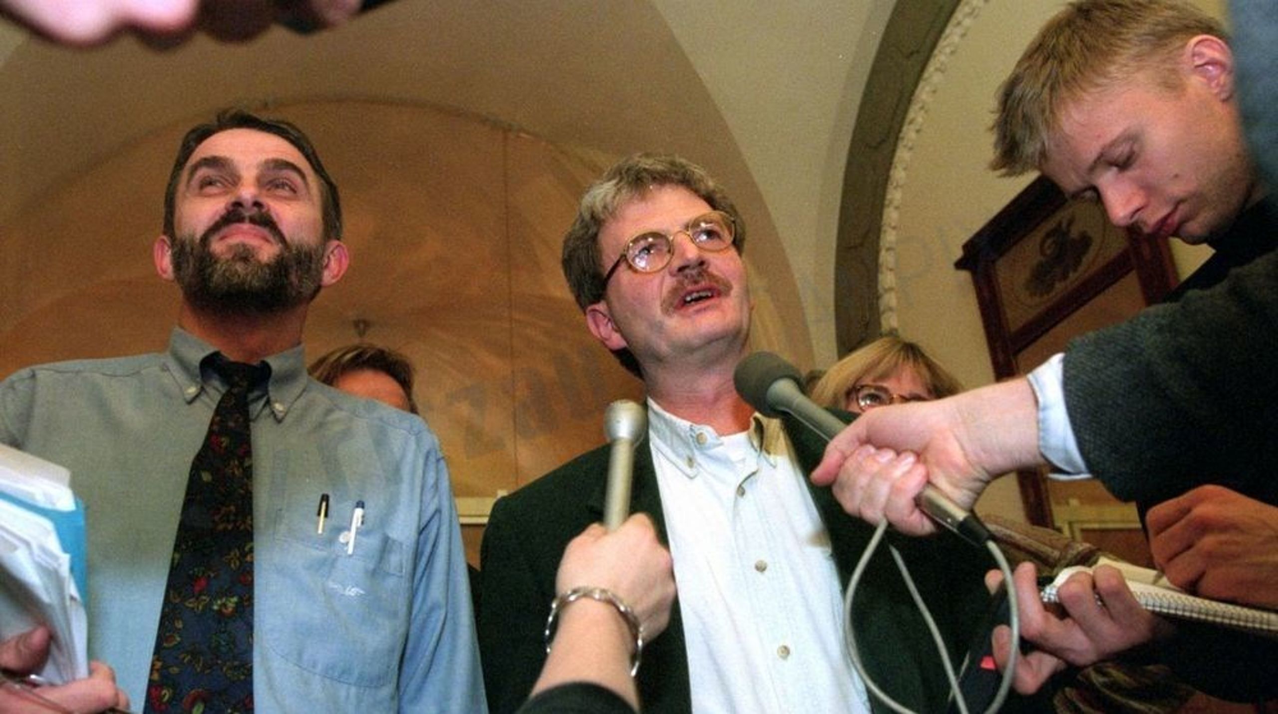 SFs Steen Gade og Holger K Nielsen på Christiansborg udtaler
sig til pressen om søndagens EU-forhandlinger med regeringen. Foto er fra 1995.