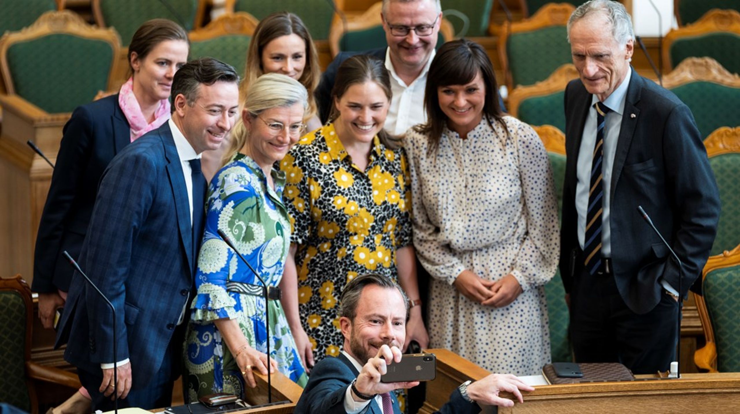 Den årlige afslutningsdebat afholdes allerede mandag 23. maj i år. På billedet tager en gruppe folketingspolitikere et selfie til den seneste afholdte folketingsdebat.
