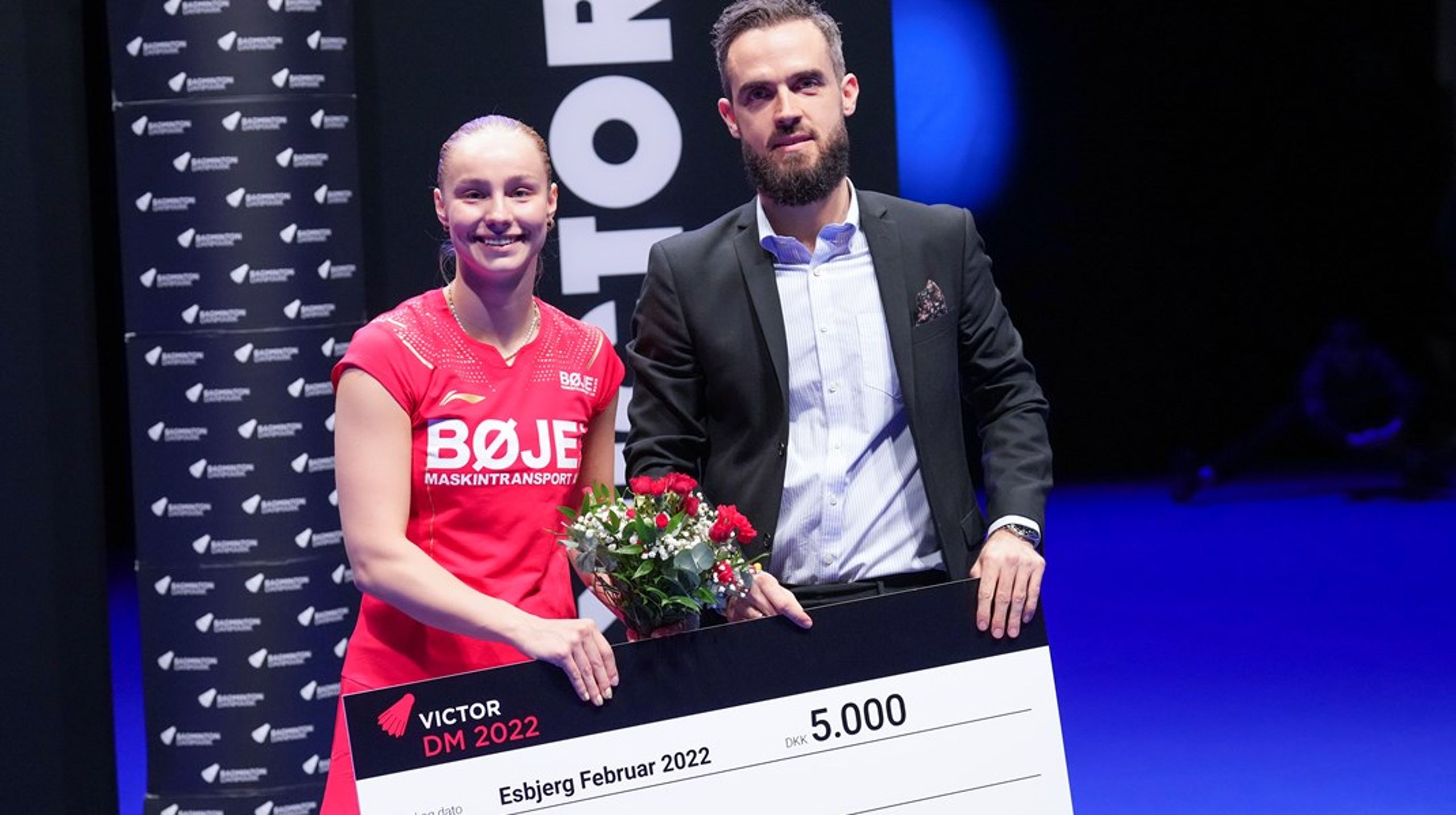 Badminton Danmark har brug for en ny profil på direktørposten. Det&nbsp;siger formand Tore Vilhelmsen, der her er fanget, mens han giver prisen for årets komet til Alexandra Bøje.