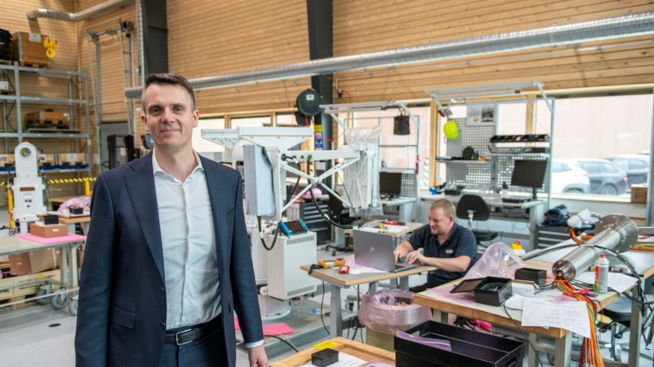 Frode Scott Nilsen, administrerende direktør i Weibel Scientific, står foran en af de mange radarer, som virksomheden producerer til mere end 45 lande.
