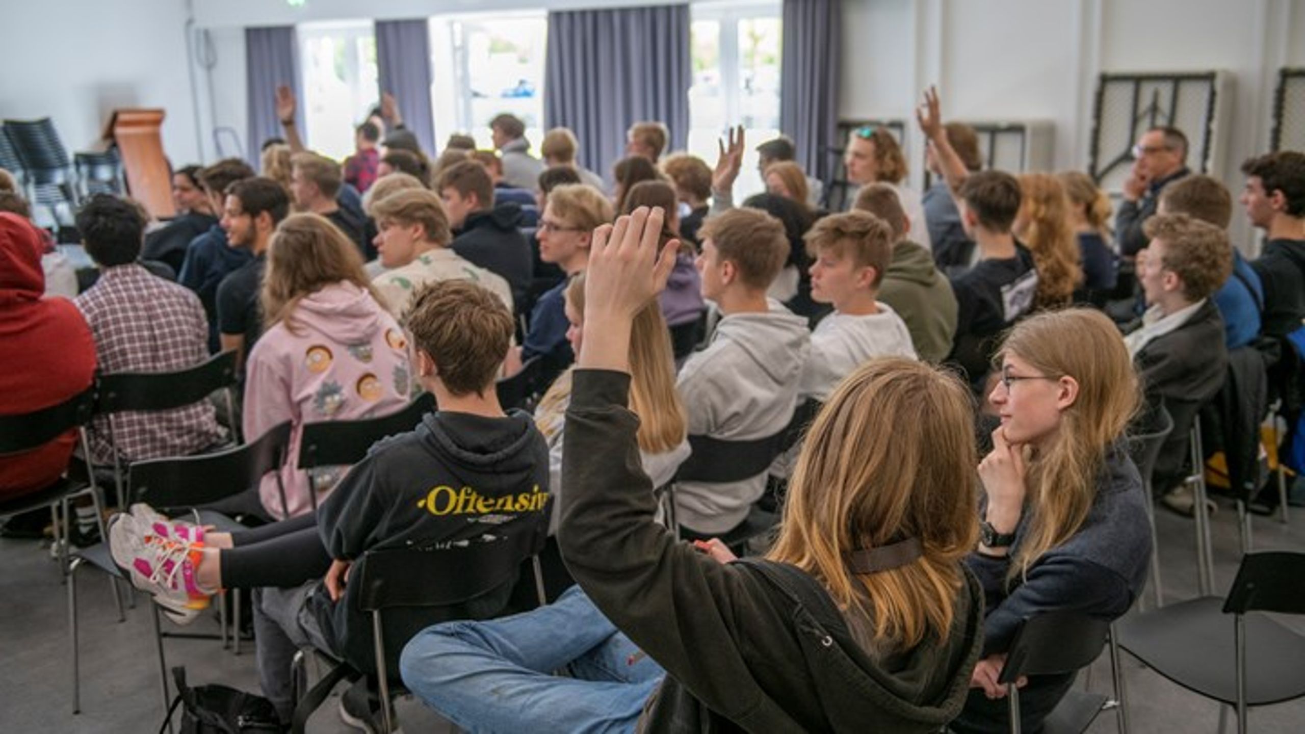 Da først isen var brudt, var debat- og spørgelysten ganske god blandt de 150 elever, som onsdag deltog i Nyt Europas arrangement med oplæg og debat om forsvarsforbeholdet på Roskilde HTX.