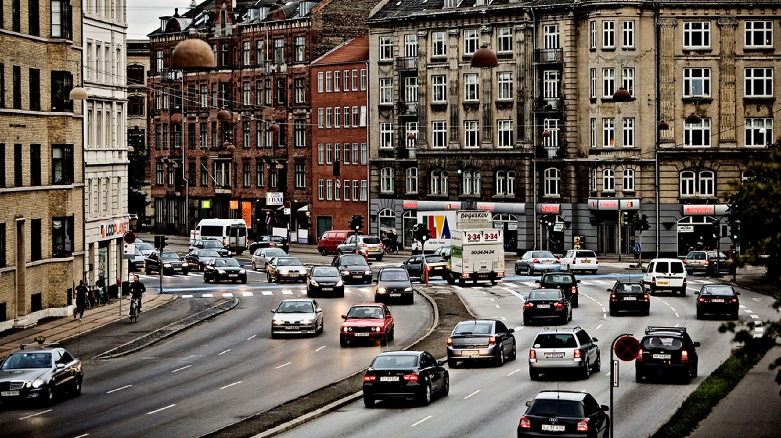 Alene i København benytter 17 procent
af alle københavnere med kørekort sig af Share Now. Alligevel er der ikke tilstrækkeligt fokus på at
fremme brugen af el-delebiler blandt beslutningstagerne. Ligeledes eksisterer
der en række barrierer, som nemt kunne fjernes, skriver Share Now.