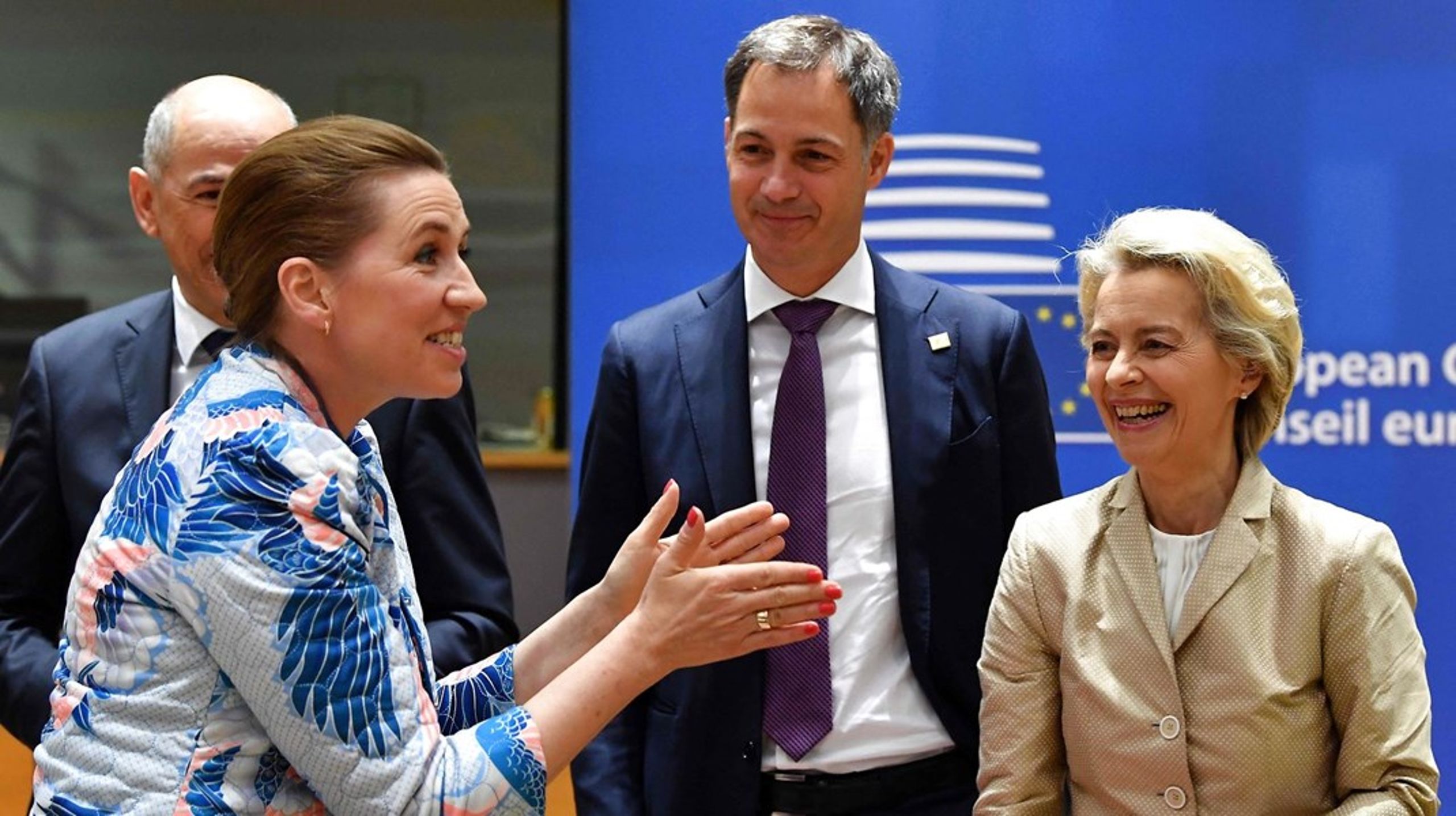 Statsminister Mette Frederiksen diskuterer med Belgiens regeringsleder, Alexander De Croo (i midten), og EU-Kommissionens forkvinde, Ursula von der Leyen, under tirsdagens topmøde.