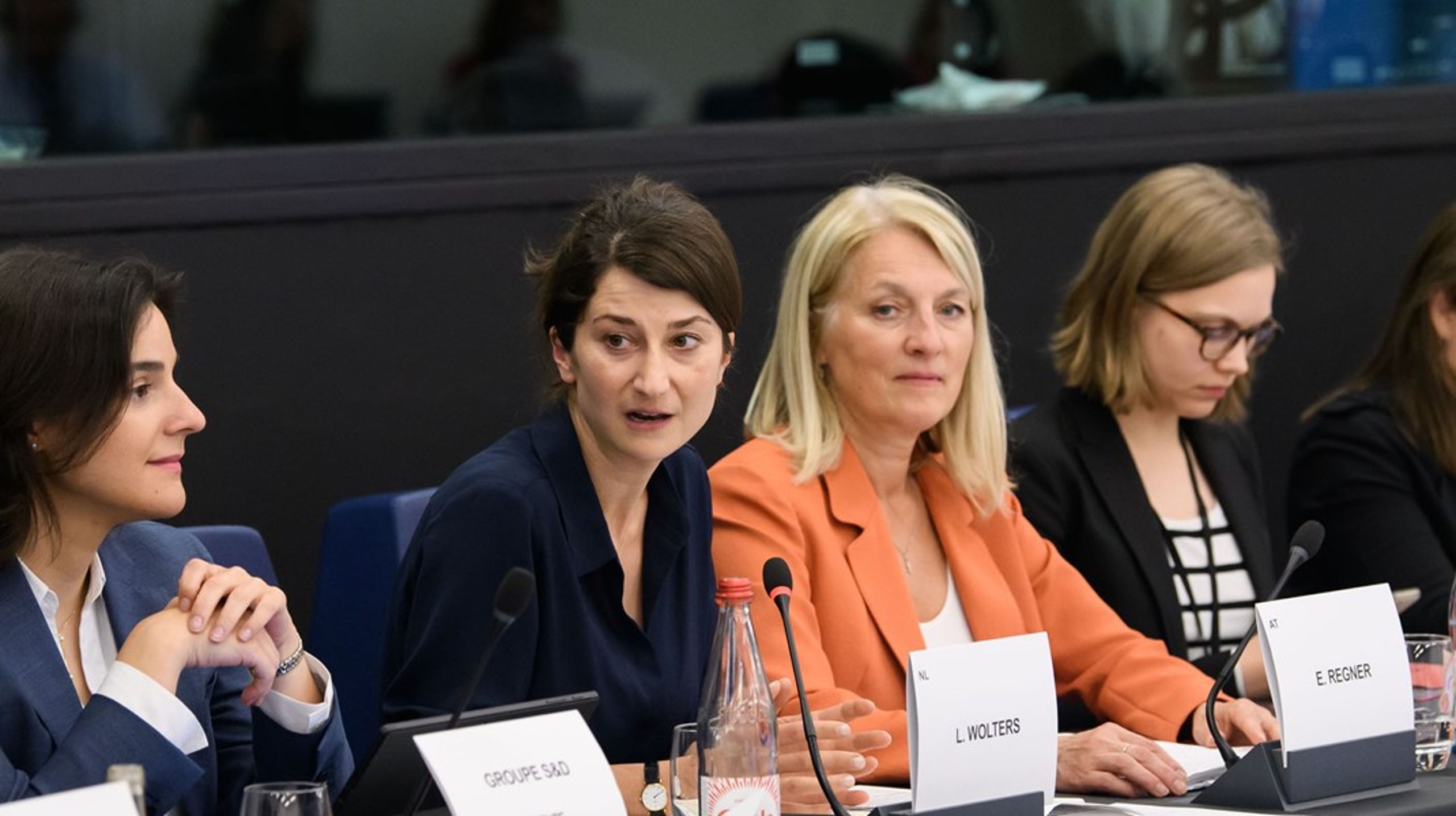 De afsluttende forhandlinger om måltal for kvinder i store virksomheders bestyrelser sluttede tirsdag. I midten ses Europa-Parlamentets chefforhandlere&nbsp;Lara Wolters (tv.) og&nbsp;Evelyn Regner&nbsp;(th.).