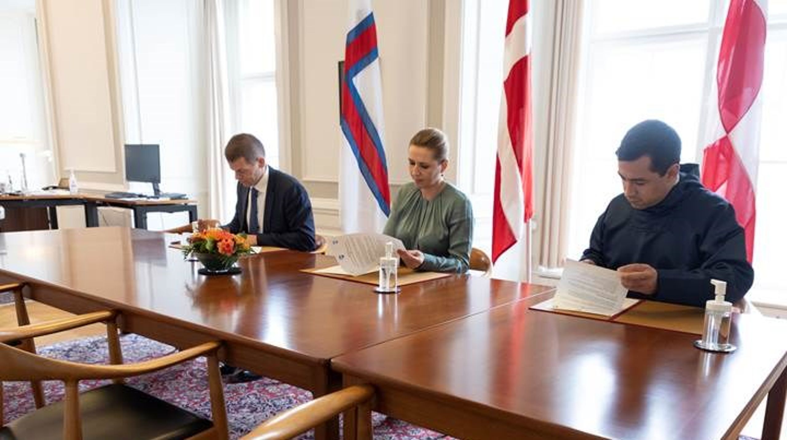 Færøernes lagmand Bárður á Steig Nielsen (t.v.), den danske statsminister Mette Frederiksen (i midten) og Grønlands landsstyreformand Múte B. Egede (t.h.) ved underskrivelsen af aftalen om etableringen af kontaktudvalget i oktober 2021.