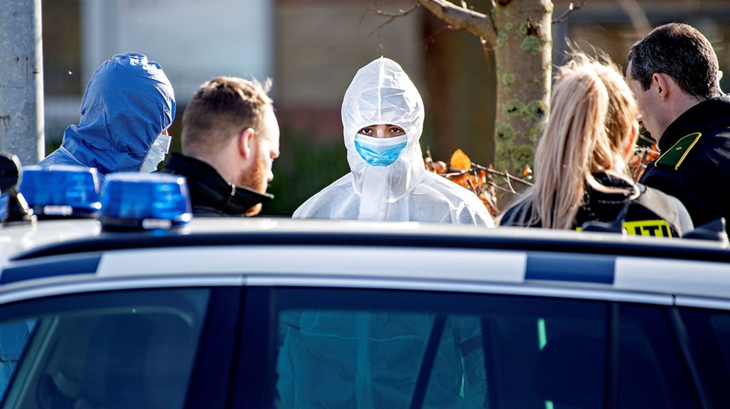 En anholdt iføres DNA-dragt til sikring af beviser. Dansk politi står til at ende uden for EU's samarbejde, der giver adgang til at søge direkte i andre landes registre over netop DNA, fingeraftryk, køretøjer med mere.