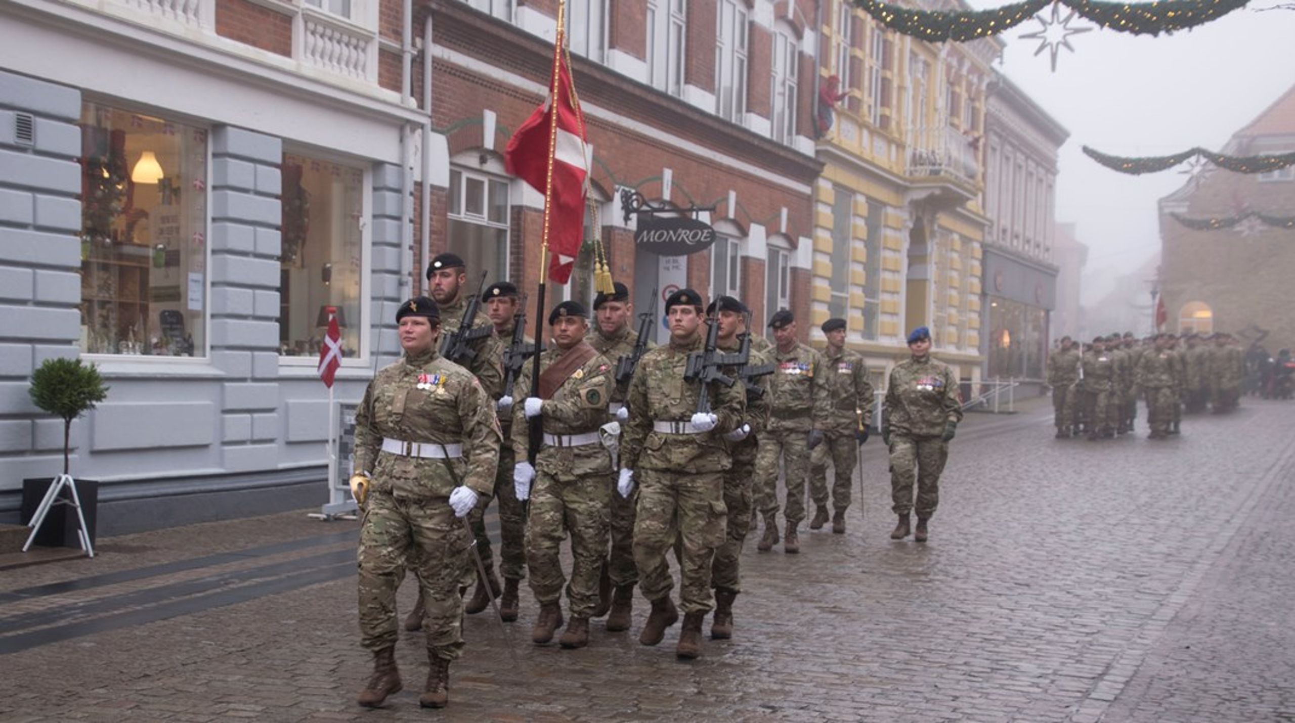 Soldater fra Hærens Sergentskole på vej til julegudstjeneste i Sct. Jacobi kirken i Varde i december 2017.
