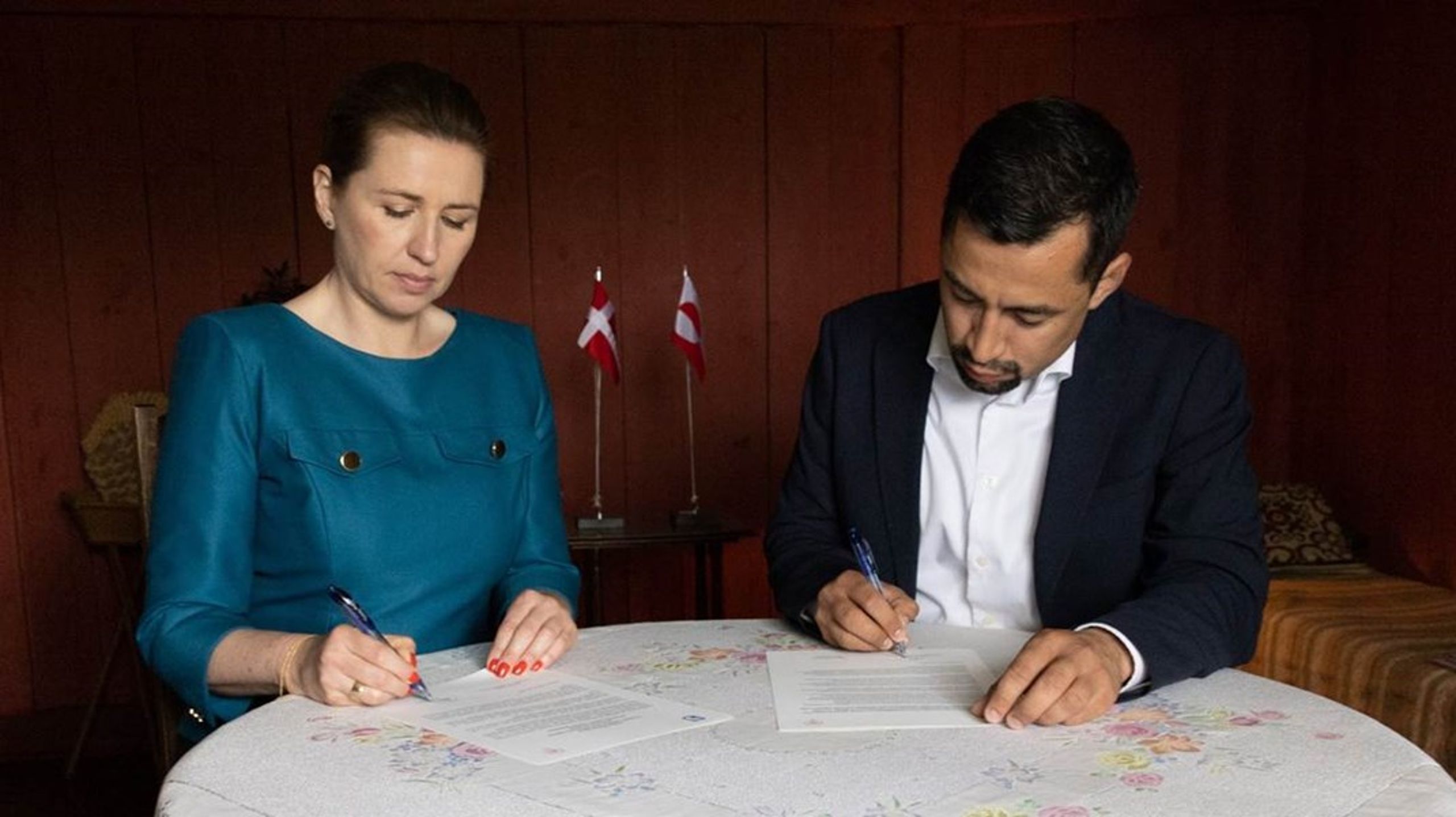 Den danske statsminister Mette Frederiksen (S) og den grønlandske landsstyreformand Múte B. Egede (IA) underskrev fælleserklæringen om udredningen på Færøerne torsdag i sidste uge.